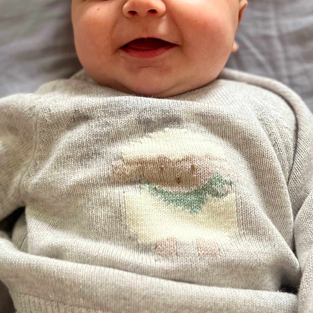 Gaspard a rejoint le concours — aidez-le/la à gagner de superbes lots ! baby, blanket, casual, cheeks, child, closeup, cozy, cute, face, happy, indoors, infant, knitwear, neutral_colors, person, portrait, smile, soft, warm, young