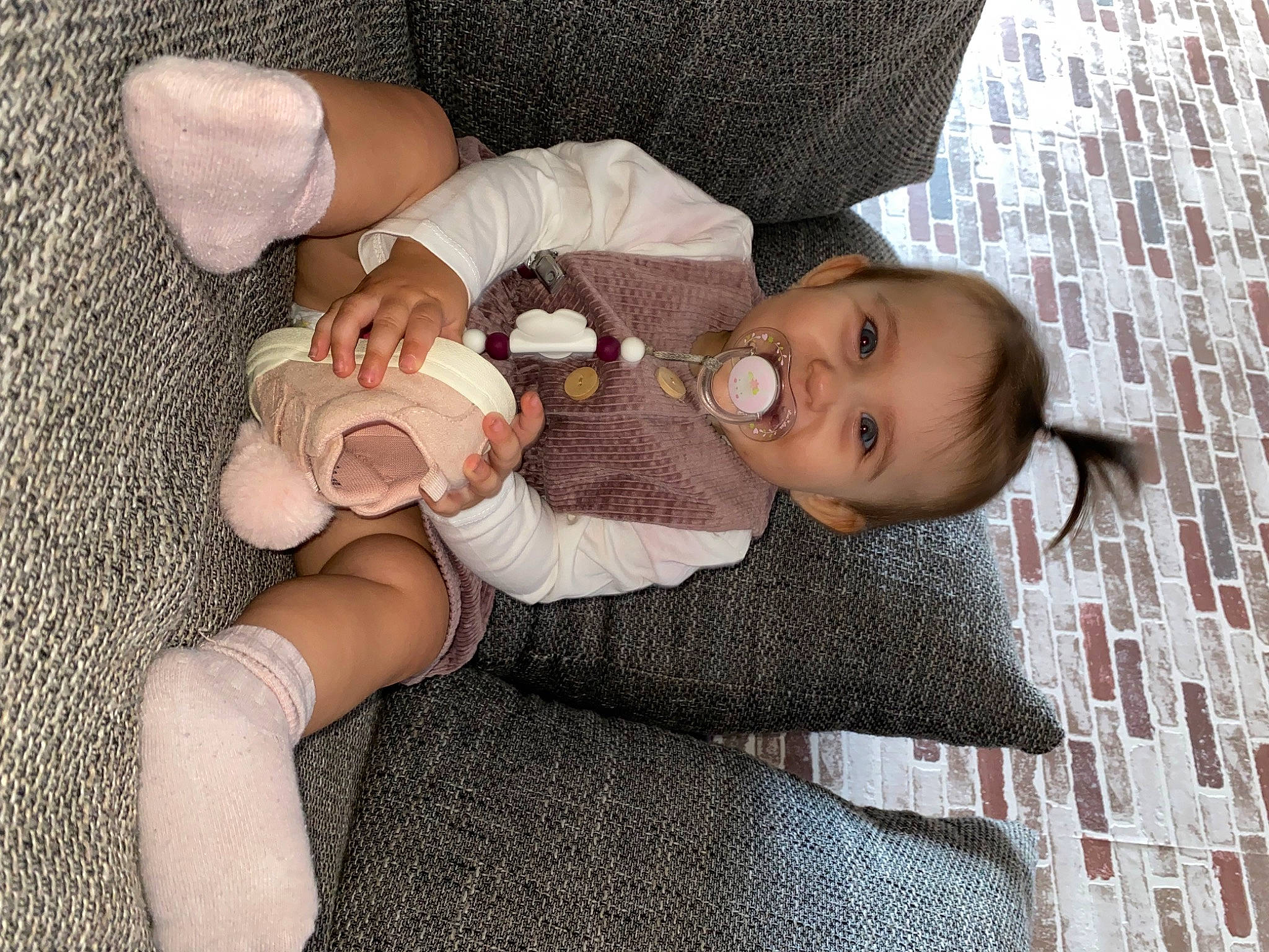 Kaëlya participe au concours pour gagner de l'argent avec cette photo : baby, baby_products, baby_toddler_clothing, cheek, comfort, foot, gesture, hand, human_leg, nail, pattern, person, sitting, skin, sock, thigh, thumb, toddler, trunk, wood