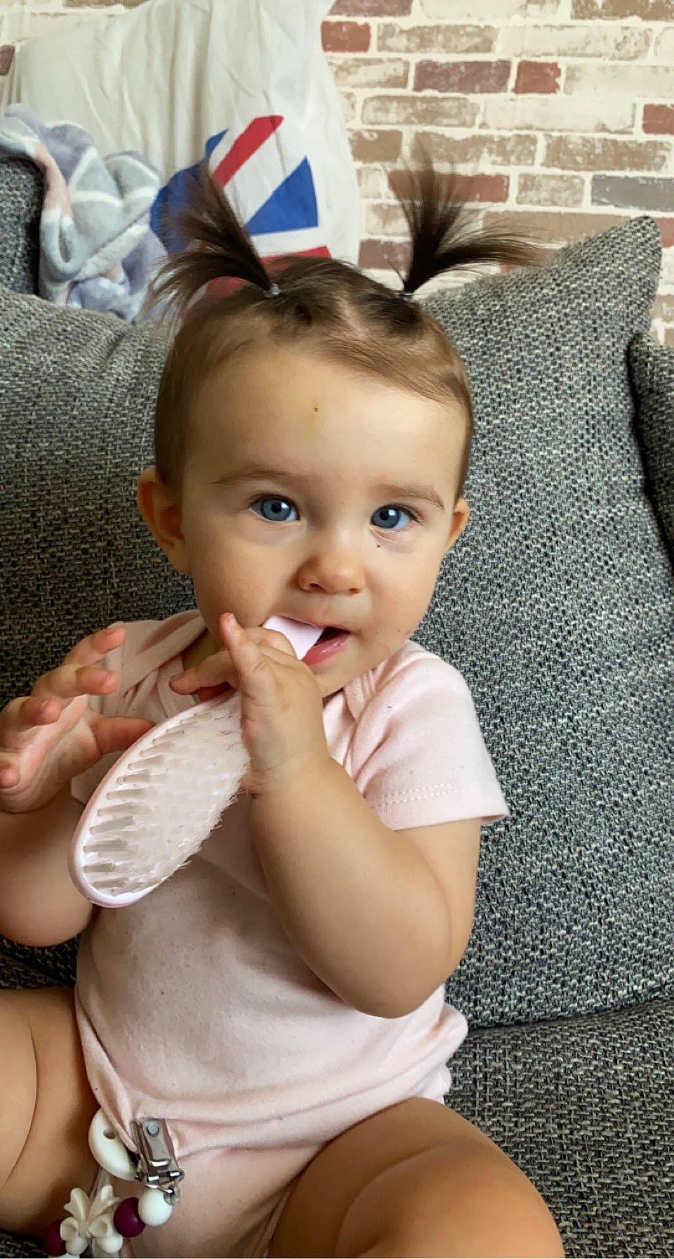 Kaëlya a rejoint le concours — aidez-le/la à gagner de superbes lots ! baby, baby_toddler_clothing, chair, cheek, child, comfort, couch, eye, face, gesture, happy, iris, linens, lip, nail, person, sitting, skin, smile, thumb