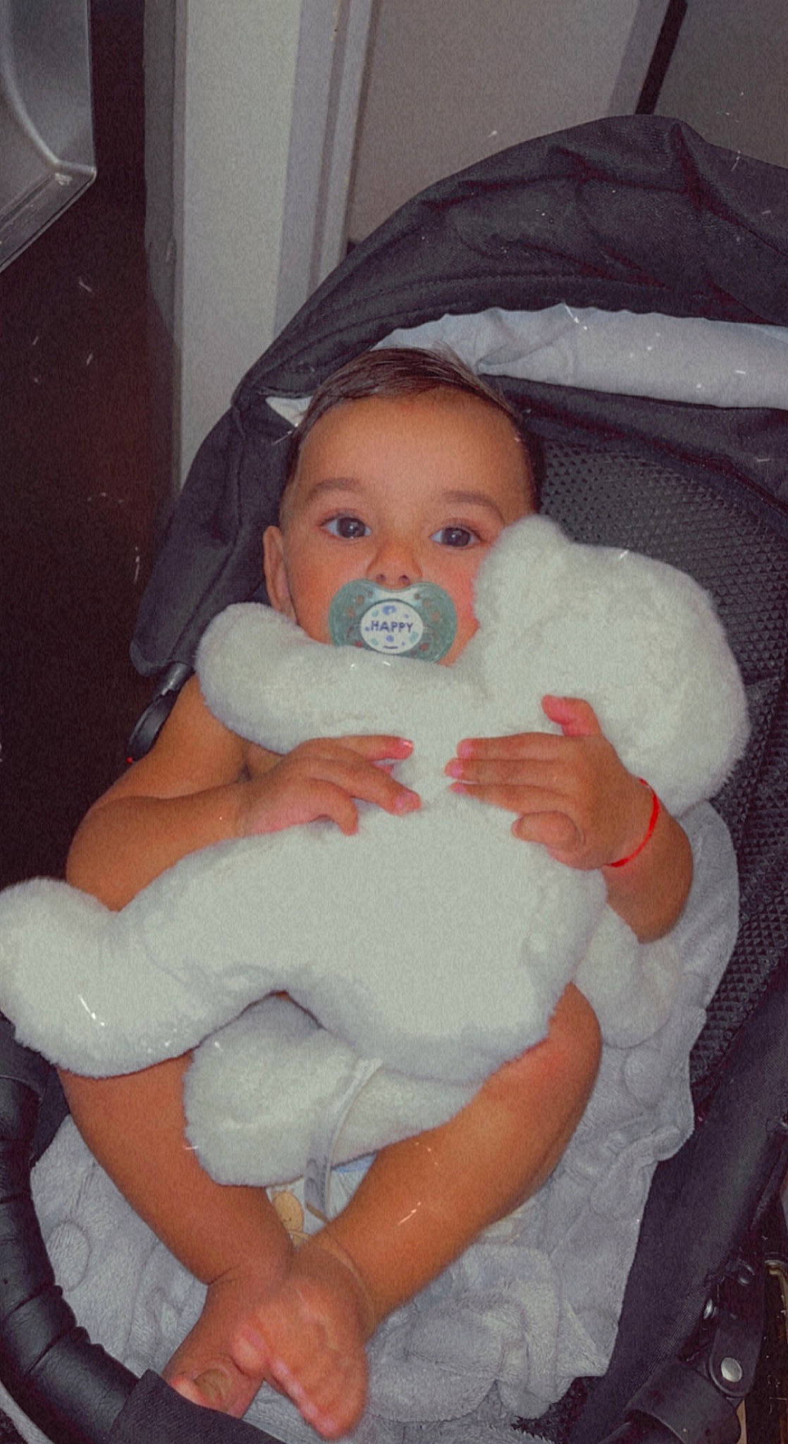 Rafael a rejoint le concours — aidez-le/la à gagner de superbes lots ! baby, baby_products, baby_toddler_clothing, cheek, chest, child, comfort, eyelash, head, human_body, iris, lap, lip, nose, person, pink, sitting, skin, sleeve, thumb