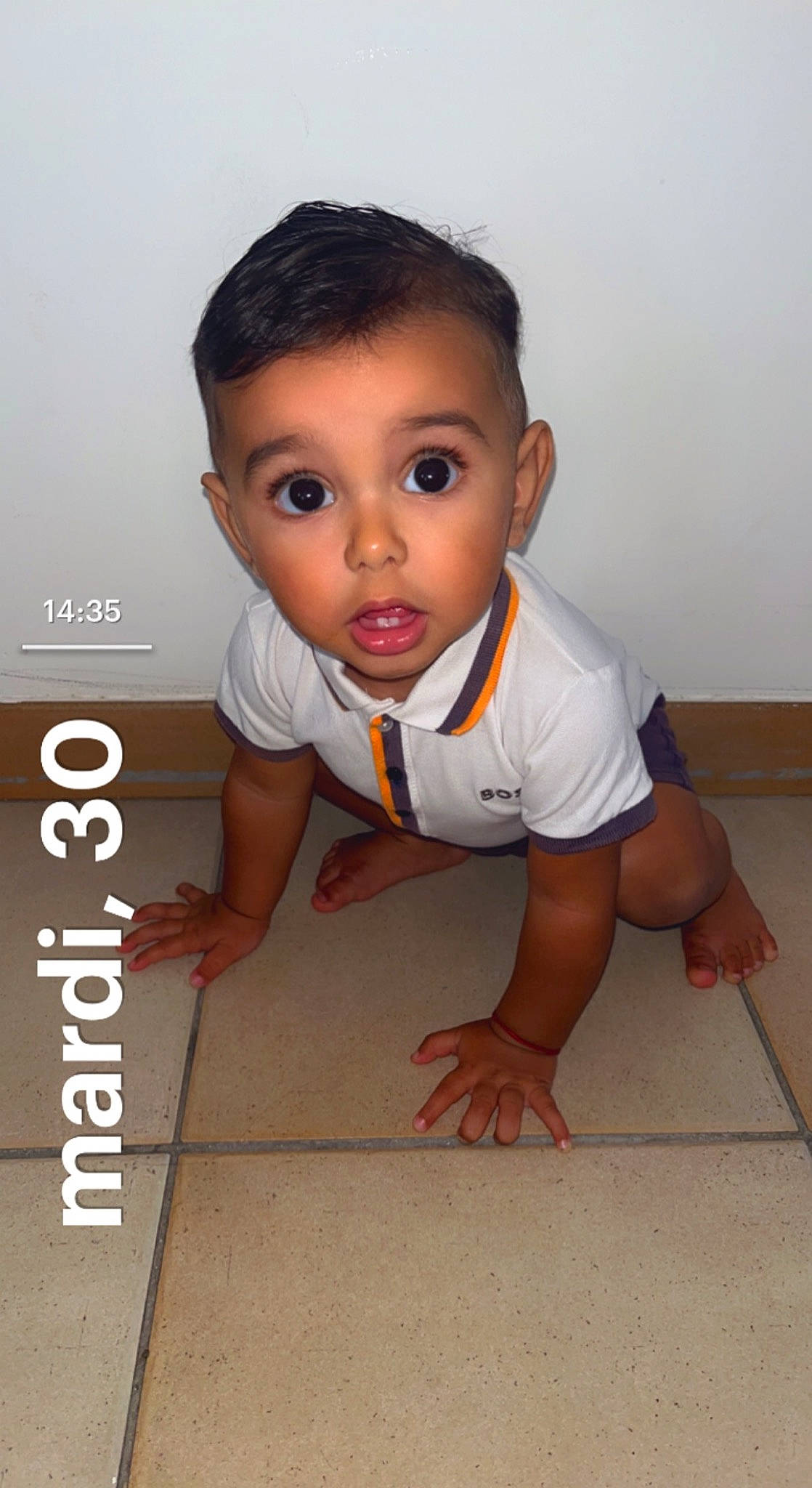 Rafael a rejoint le concours — aidez-le/la à gagner de superbes lots ! baby_toddler_clothing, child, child_model, crawling, elbow, flash_photography, flooring, font, foot, happy, head, logo, person, photo_caption, portrait_photography, room, sitting, sleeve, surprise, t_shirt