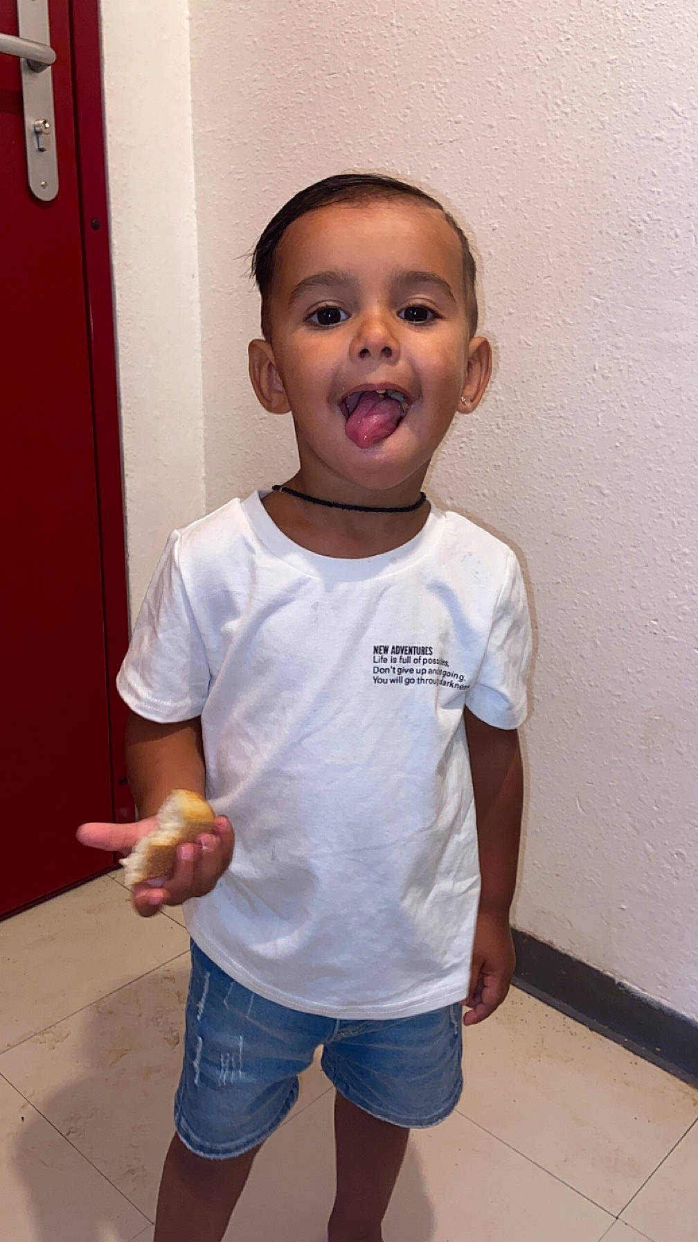 Rafael a rejoint le concours — aidez-le/la à gagner de superbes lots ! baby_toddler_clothing, bermuda_shorts, cheek, child, door, elbow, face, fun, gas, gesture, happy, human_leg, joint, person, room, shorts, sleeve, t_shirt, thumb, toddler