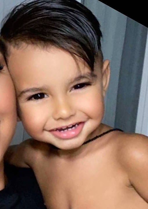 Rafael participe au concours pour gagner de l'argent avec cette photo : arm, cheek, ear, eye, eyebrow, eyelash, flash_photography, forehead, hand, human_body, iris, jaw, joy, lip, mouth, muscle, neck, nose, person, shoulder