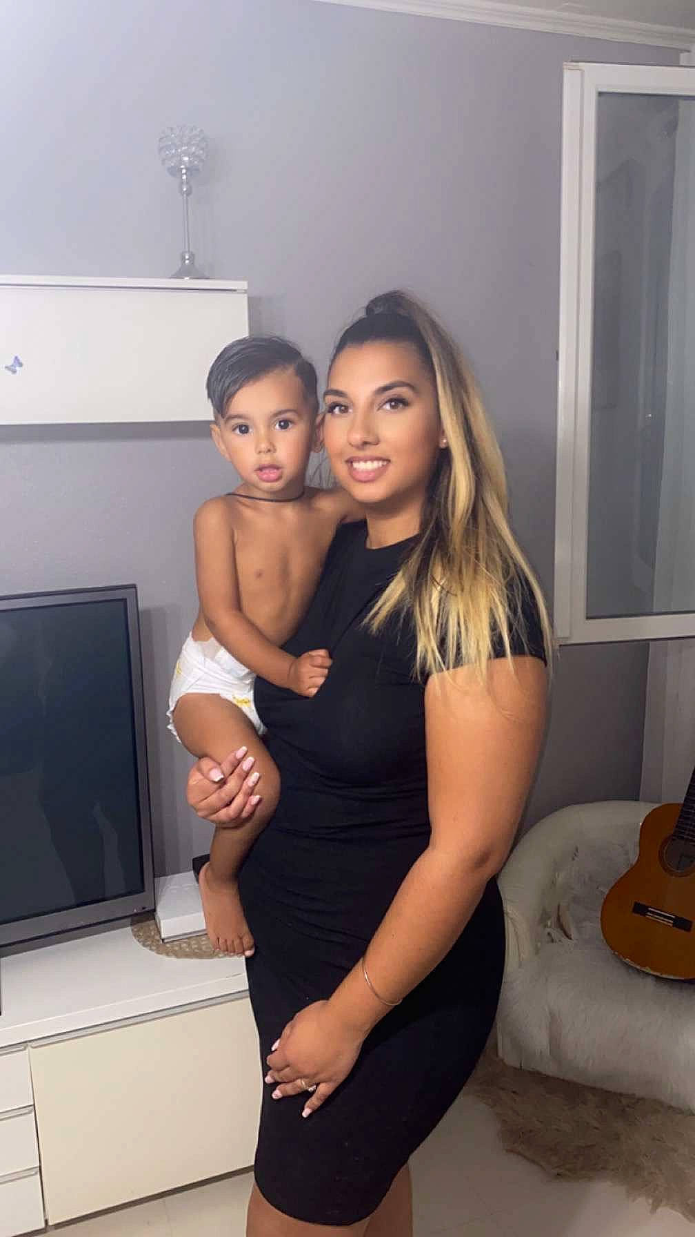 Rafael participe au concours pour gagner de l'argent avec cette photo : black_hair, blond, dress, event, flash_photography, formal_wear, fun, guitar, guitar_accessory, happy, human_leg, jewellery, joint, joy, long_hair, musical_instrument, person, shoulder, smile, string_instrument