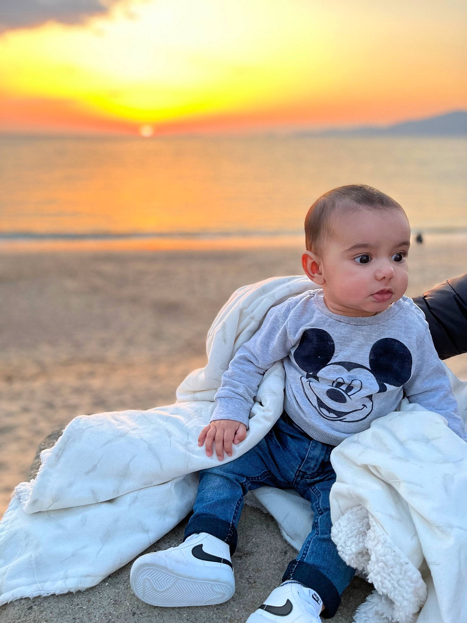 Rafael a rejoint le concours — aidez-le/la à gagner de superbes lots ! afterglow, baby_toddler_clothing, beach, cloud, dusk, flash_photography, fun, grass, happy, horizon, leisure, morning, orange, people_in_nature, person, photograph, sky, sunrise, sunset, toddler