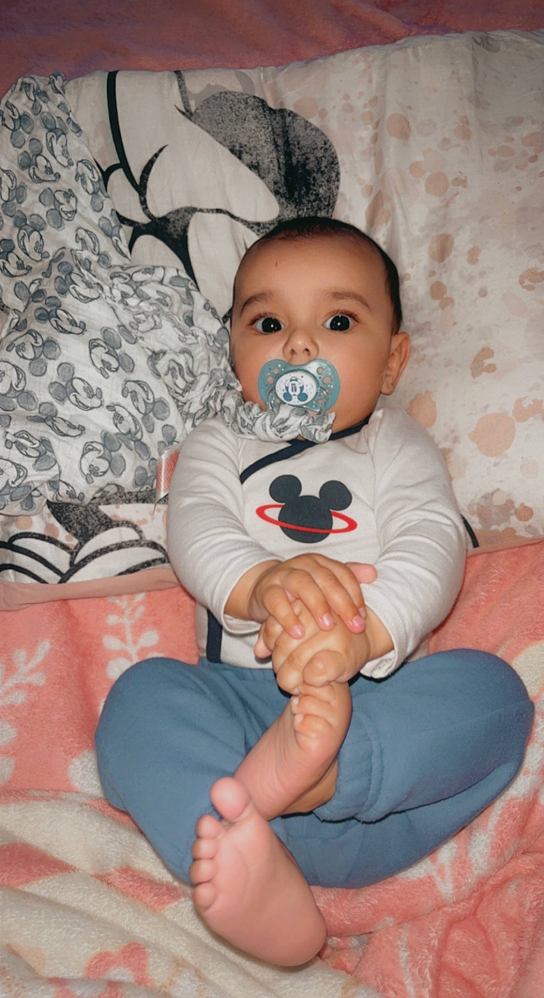 Rafael participe au concours pour gagner de l'argent avec cette photo : baby, baby_sleeping, baby_toddler_clothing, child, comfort, eye, face, finger, hand, happy, head, human_body, knee, mouth, person, skin, stuffed_toy, textile, thigh, toddler