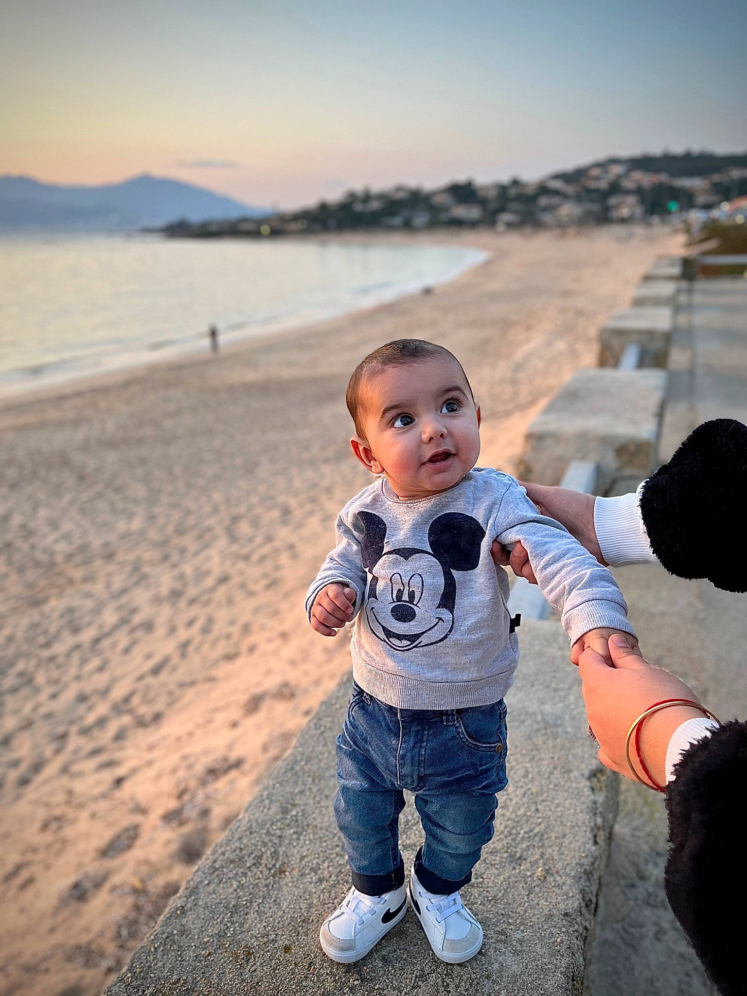 Rafael participe au concours pour gagner de l'argent avec cette photo : baby, beach, coast, flash_photography, fun, happy, horizon, jeans, landscape, leisure, people_in_nature, person, shore, sky, sneakers, summer, surprise, toddler, travel, water