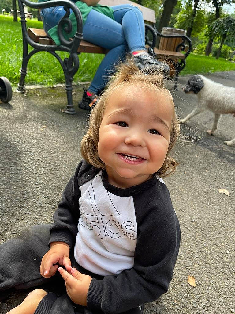 Niklaus is registered to the contest to win money with this photo: baby, baby_toddler_clothing, child, dog, event, fun, grass, green, happy, joy, leisure, mammal, person, photograph, plant, product, recreation, sitting, smile, toddler