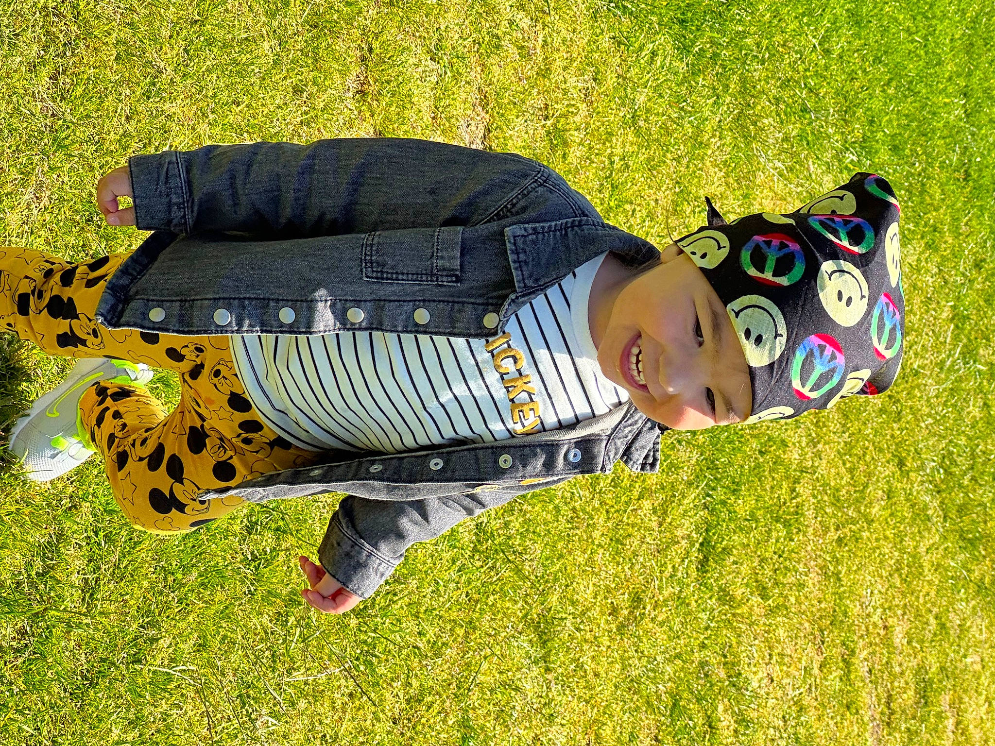 Niklaus is registered to the contest to win money with this photo: baby, baby_toddler_clothing, child, fun, grass, grass_family, grassland, happy, headwear, joy, landscape, lawn, leisure, pattern, people_in_nature, person, plant, play, recreation, sitting