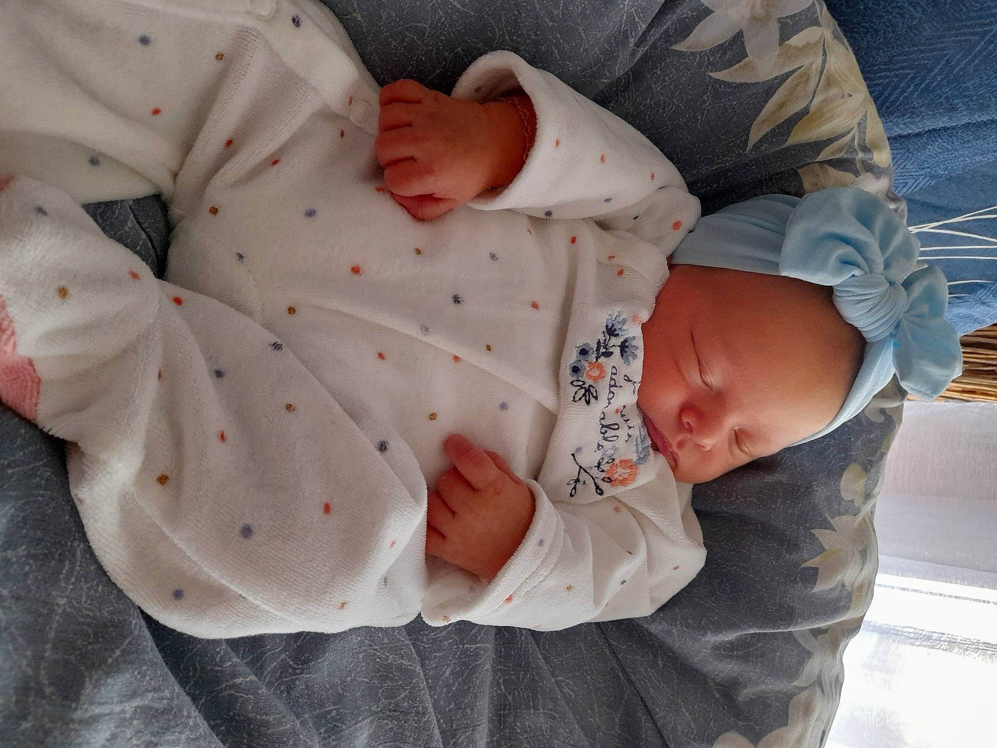 Myla a rejoint le concours — aidez-le/la à gagner de superbes lots ! arm, baby, baby_products, baby_sleeping, baby_toddler_clothing, bedding, bedtime, child, comfort, eye, hand, human_body, linens, nap, pattern, person, room, skin, sleep, sleeve