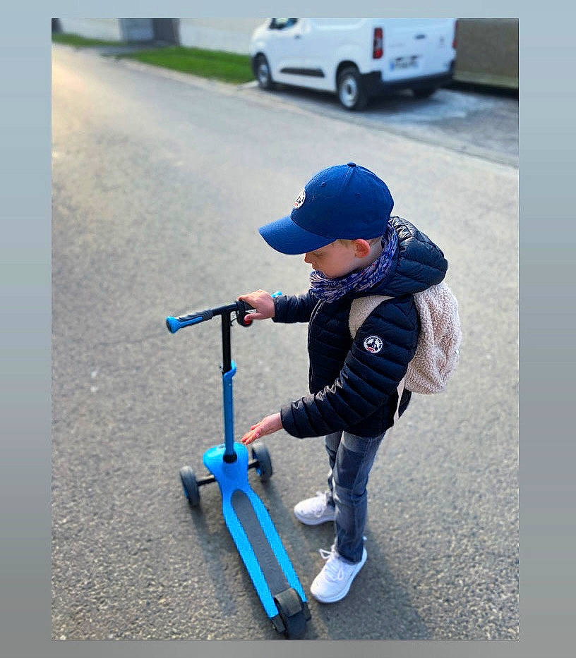 Nyno a rejoint le concours — aidez-le/la à gagner de superbes lots ! asphalt, auto_part, automotive_tire, automotive_wheel_system, baby, baby_carriage, bicycle_helmet, car, electric_blue, helmet, kick_scooter, land_vehicle, person, personal_protective_equipment, recreation, road_surface, rolling, sneakers, tire, vehicle