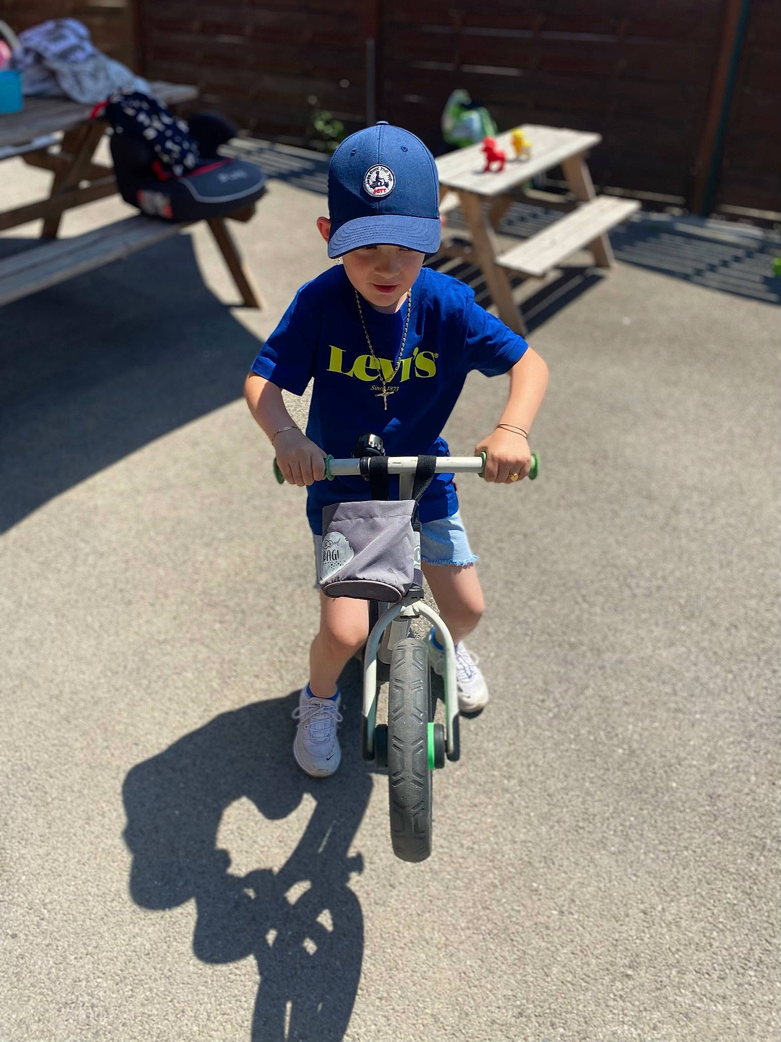 Nyno a rejoint le concours — aidez-le/la à gagner de superbes lots ! asphalt, automotive_tire, bicycle, bicycle_accessory, bicycle_fork, bicycle_frame, bicycle_handlebar, bicycle_helmet, bicycle_tire, bicycle_wheel, bicycles_equipment_and_supplies, headgear, headwear, helmet, person, rolling, shorts, sports, tire, toddler