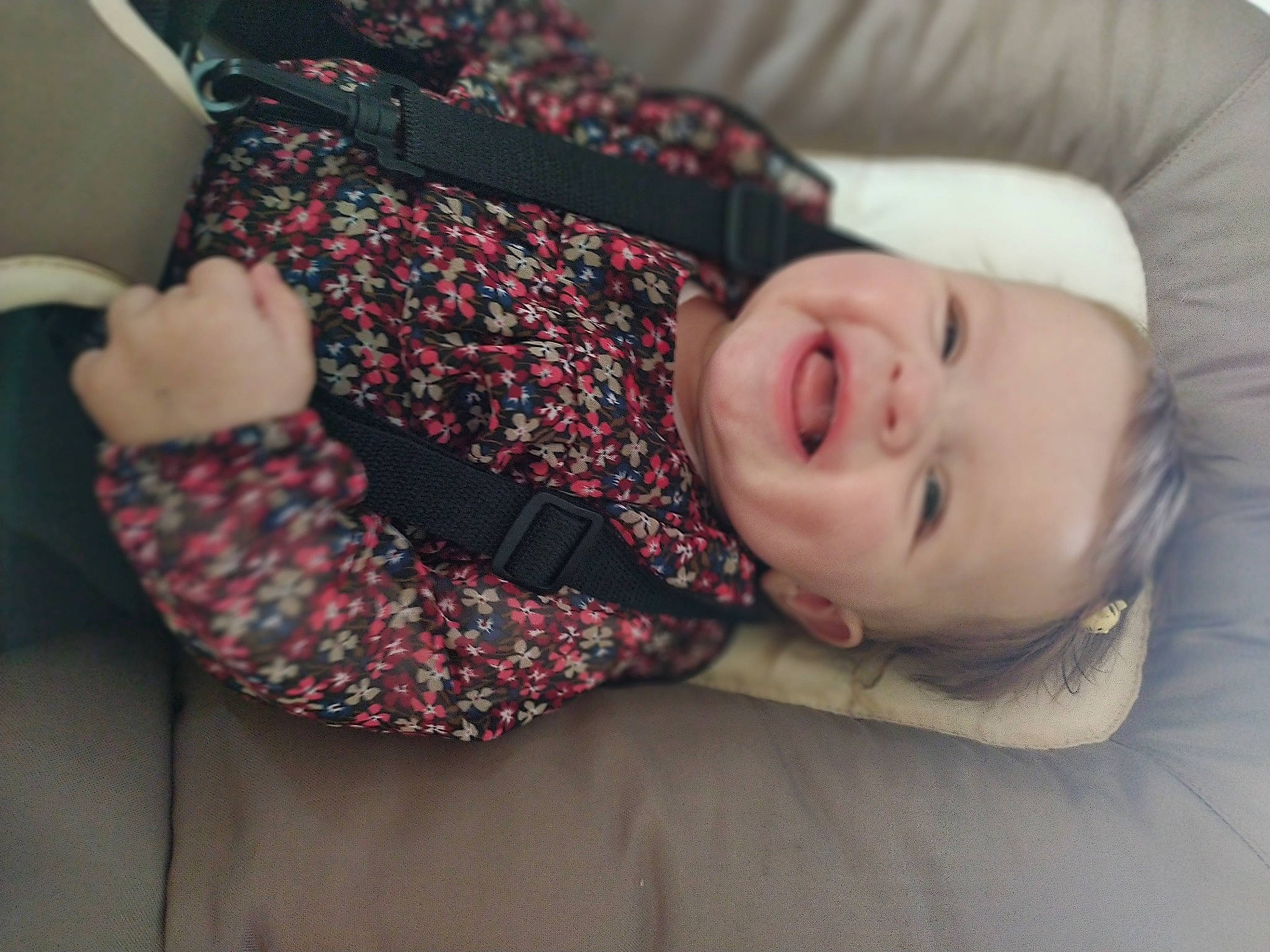 Louane a rejoint le concours — aidez-le/la à gagner de superbes lots ! arm, baby, baby_toddler_clothing, cheek, child, comfort, eye, headgear, human_body, linens, lip, mouth, neck, nose, pattern, person, skin, sleeve, smile, toddler