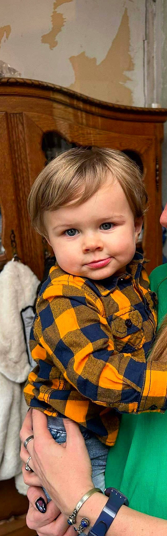 Francesco a rejoint le concours — aidez-le/la à gagner de superbes lots ! baby, baby_toddler_clothing, brown_hair, cheek, child, chin, eye, eyelash, fun, happy, iris, nose, pattern, person, plaid, sitting, skin, sleeve, smile, toddler