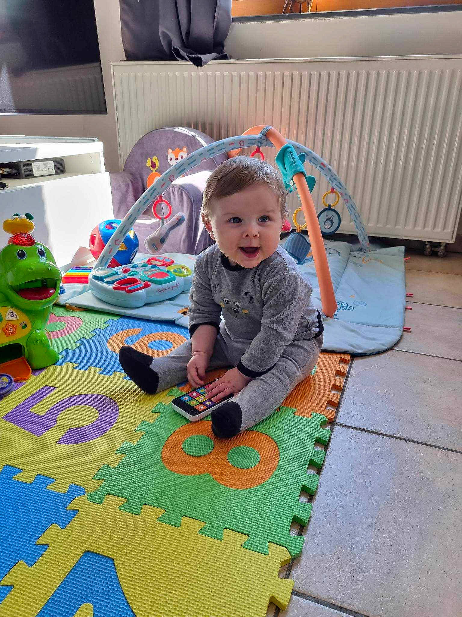 Francesco participe au concours pour gagner de l'argent avec cette photo : baby, baby_products, baby_toddler_clothing, baby_toys, carpet, child, comfort, flooring, fun, leisure, linens, pattern, person, play, playmat, room, sitting, stuffed_toy, toddler, toy