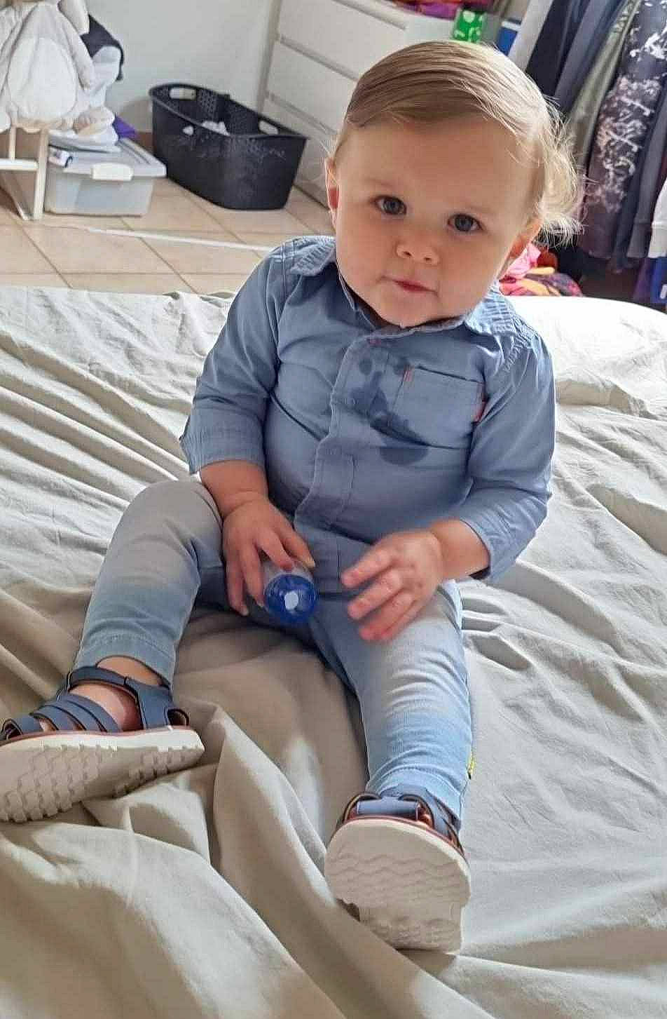 Francesco participe au concours pour gagner de l'argent avec cette photo : baby, baby_toddler_clothing, child, comfort, electric_blue, foot, fun, happy, head, human_leg, iris, joint, knee, lap, person, sitting, skin, sleeve, sock, thigh