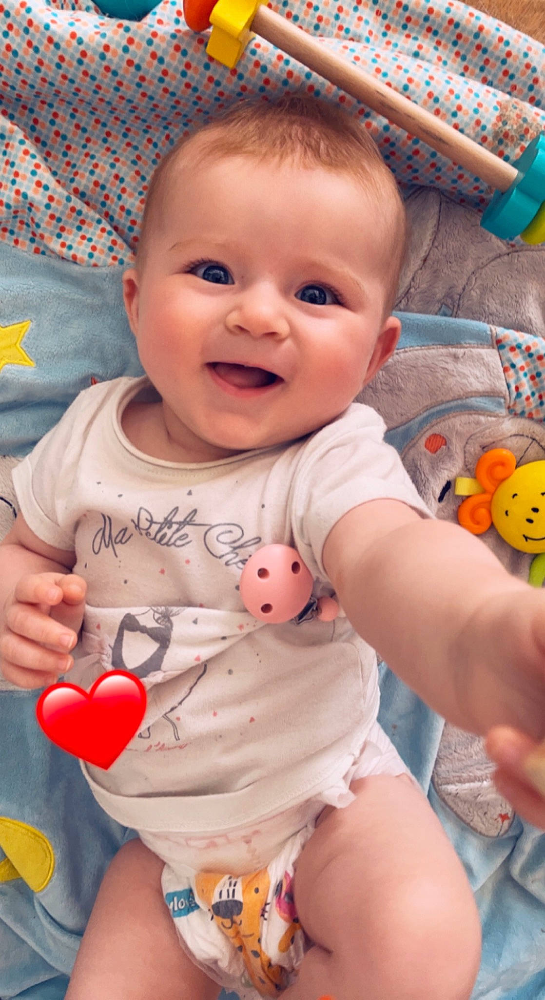 Elèana a rejoint le concours — aidez-le/la à gagner de superbes lots ! arm, baby, baby_toddler_clothing, blue, cheek, eye, face, fun, happy, head, human_body, iris, mouth, nose, organ, person, pink, product, skin, smile