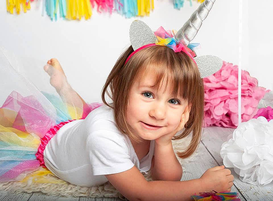 Mya participe au concours pour gagner de l'argent avec cette photo : birthday, child, ear, fashion_accessory, hair_accessory, happy, headband, headgear, headpiece, party_hat, party_supply, person, pink, play, smile, toddler