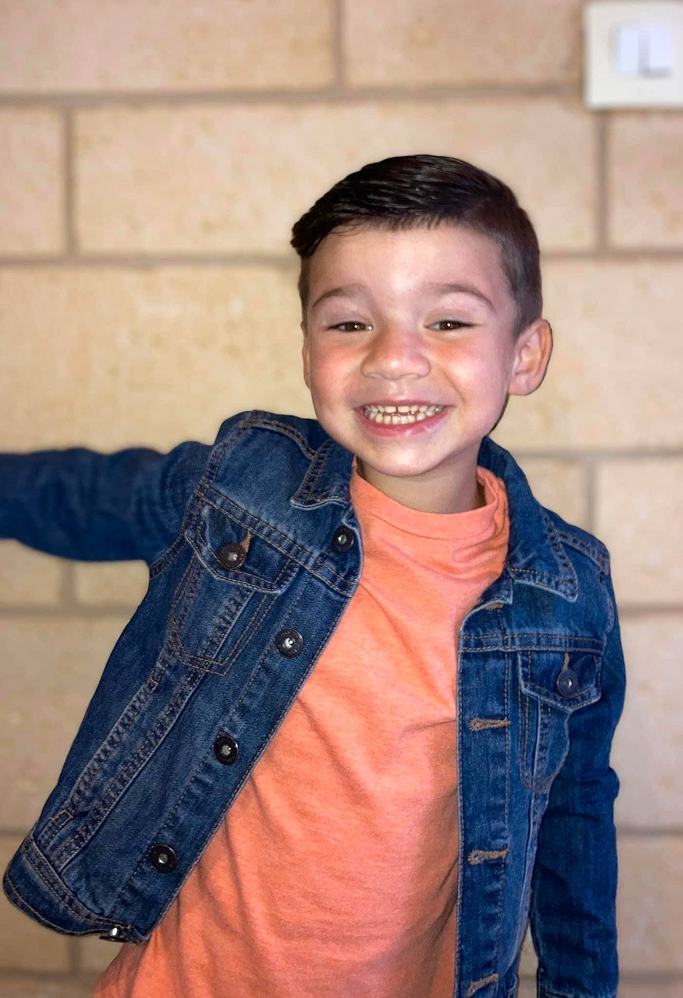 Josef a rejoint le concours — aidez-le/la à gagner de superbes lots ! button, child, child_model, clothing, collar, denim, electric_blue, face, flash_photography, fun, happy, head, joy, laugh, pattern, person, portrait_photography, sleeve, smile, toddler