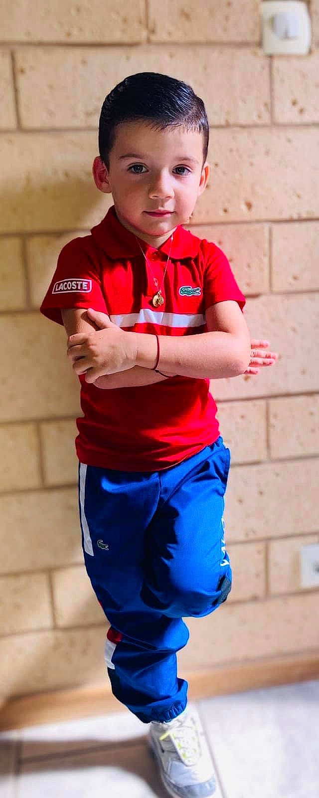 Josef participe au concours pour gagner de l'argent avec cette photo : arm, blue, chin, clothing, elbow, electric_blue, gesture, happy, joint, leisure, person, photograph, recreation, red, shoulder, sleeve, sportswear, t_shirt, thigh, waist