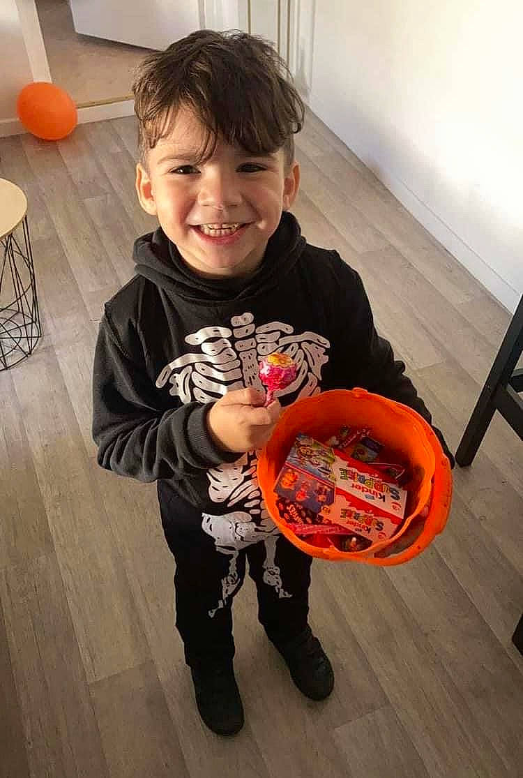 Josef participe au concours pour gagner de l'argent avec cette photo : child, floor, flooring, fun, happy, hardwood, head, holiday, joy, orange, person, play, room, sitting, sleeve, smile, t_shirt, toddler, varnish, vegetable