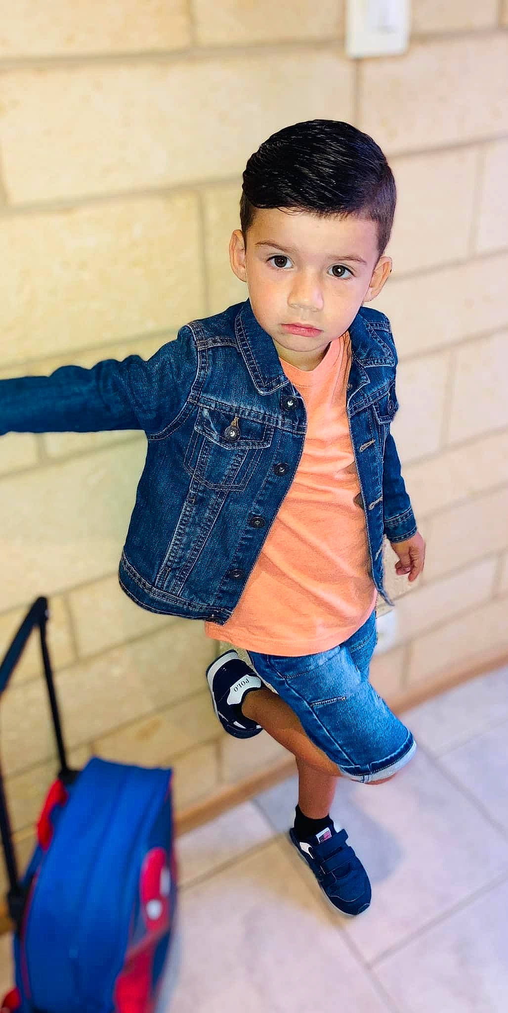 Josef a rejoint le concours — aidez-le/la à gagner de superbes lots ! baby_toddler_clothing, black_hair, blue, collar, cool, denim, electric_blue, face, fashion_design, neck, outerwear, person, plaid, shoulder, skin, sleeve, t_shirt, thigh, trunk, waist