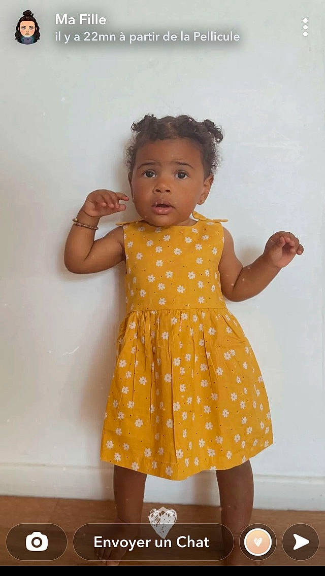 Amy a rejoint le concours — aidez-le/la à gagner de superbes lots ! baby_toddler_clothing, day_dress, dress, elbow, finger, gesture, hair, happy, human_body, human_leg, joint, neck, one_piece_garment, person, shoulder, skin, sleeve, standing, thumb, toddler