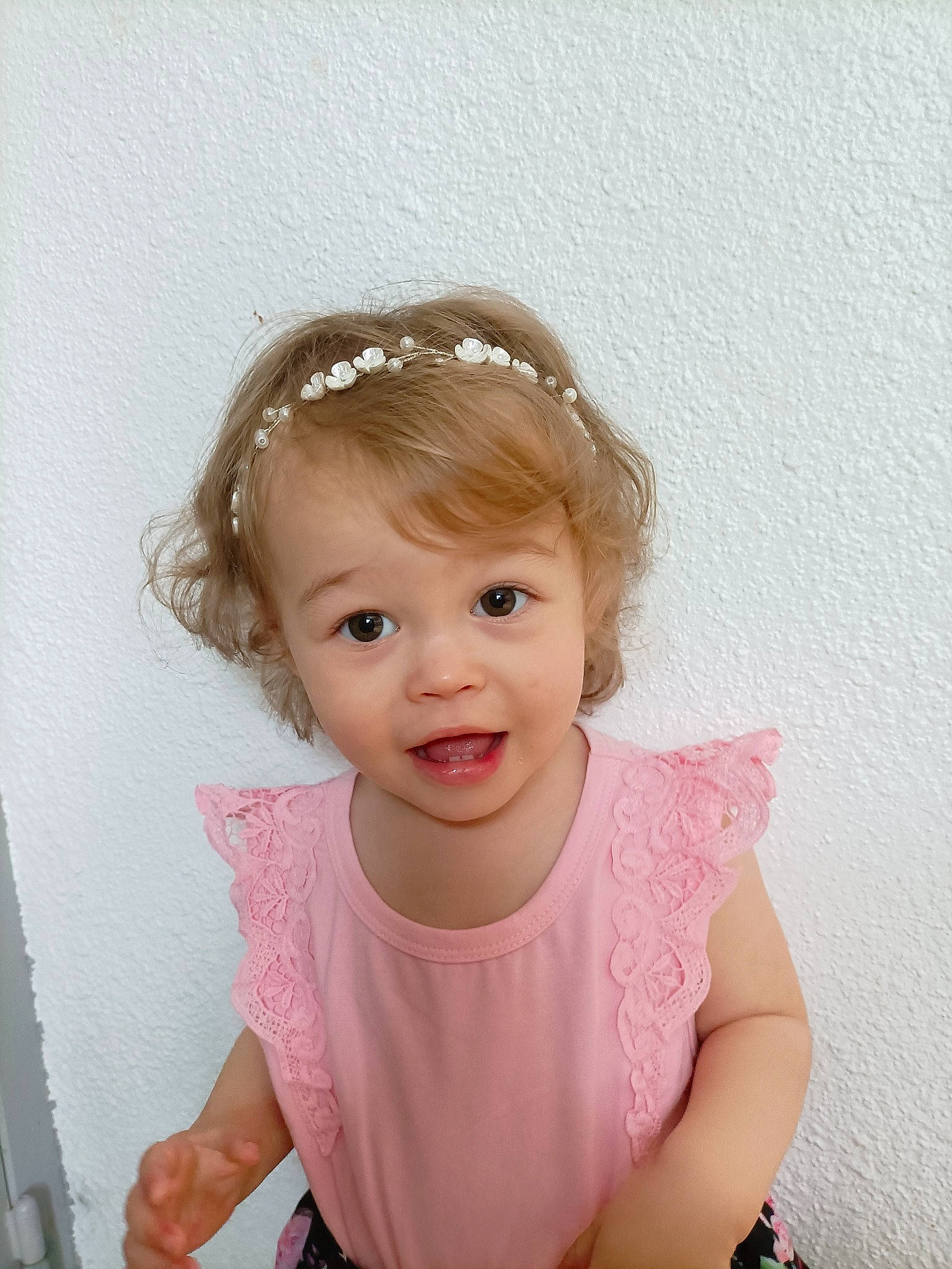 Maëlys participe au concours pour gagner de l'argent avec cette photo : baby_toddler_clothing, blond, cheek, child, dress, embellishment, eyelash, fashion_accessory, happy, headpiece, iris, lip, magenta, neck, pattern, person, pink, skin, sleeve, smile