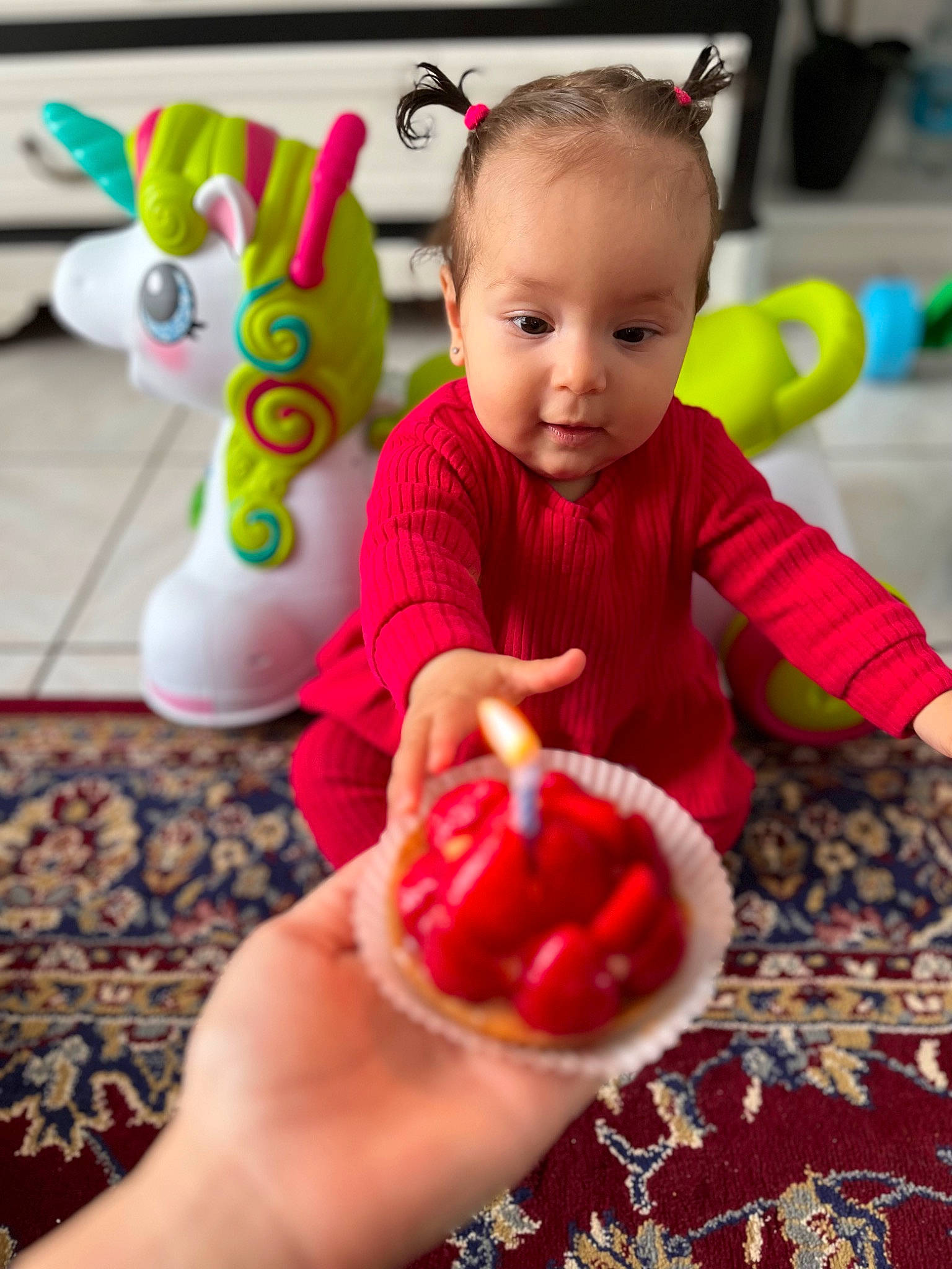 Emily participe au concours pour gagner de l'argent avec cette photo : baby, baby_playing_with_toys, baby_toddler_clothing, cheek, child, food, fruit, fun, hand, happy, head, natural_foods, person, plant, play, sitting, skin, strawberries, strawberry, sweetness