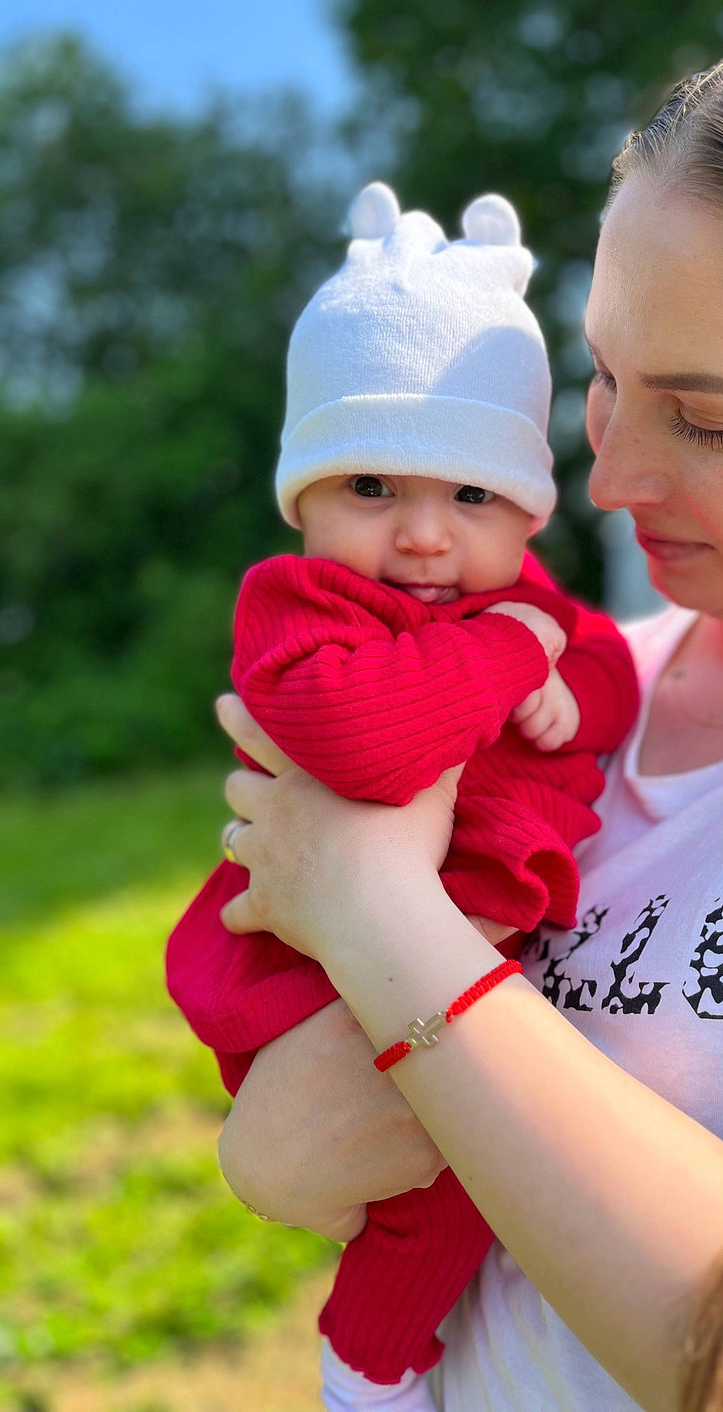 Emily participe au concours pour gagner de l'argent avec cette photo : baby, baby_toddler_clothing, beanie, cap, child, fashion_accessory, fun, gesture, grass, hand, happy, headwear, knit_cap, leisure, magenta, people_in_nature, person, pink, recreation, thumb