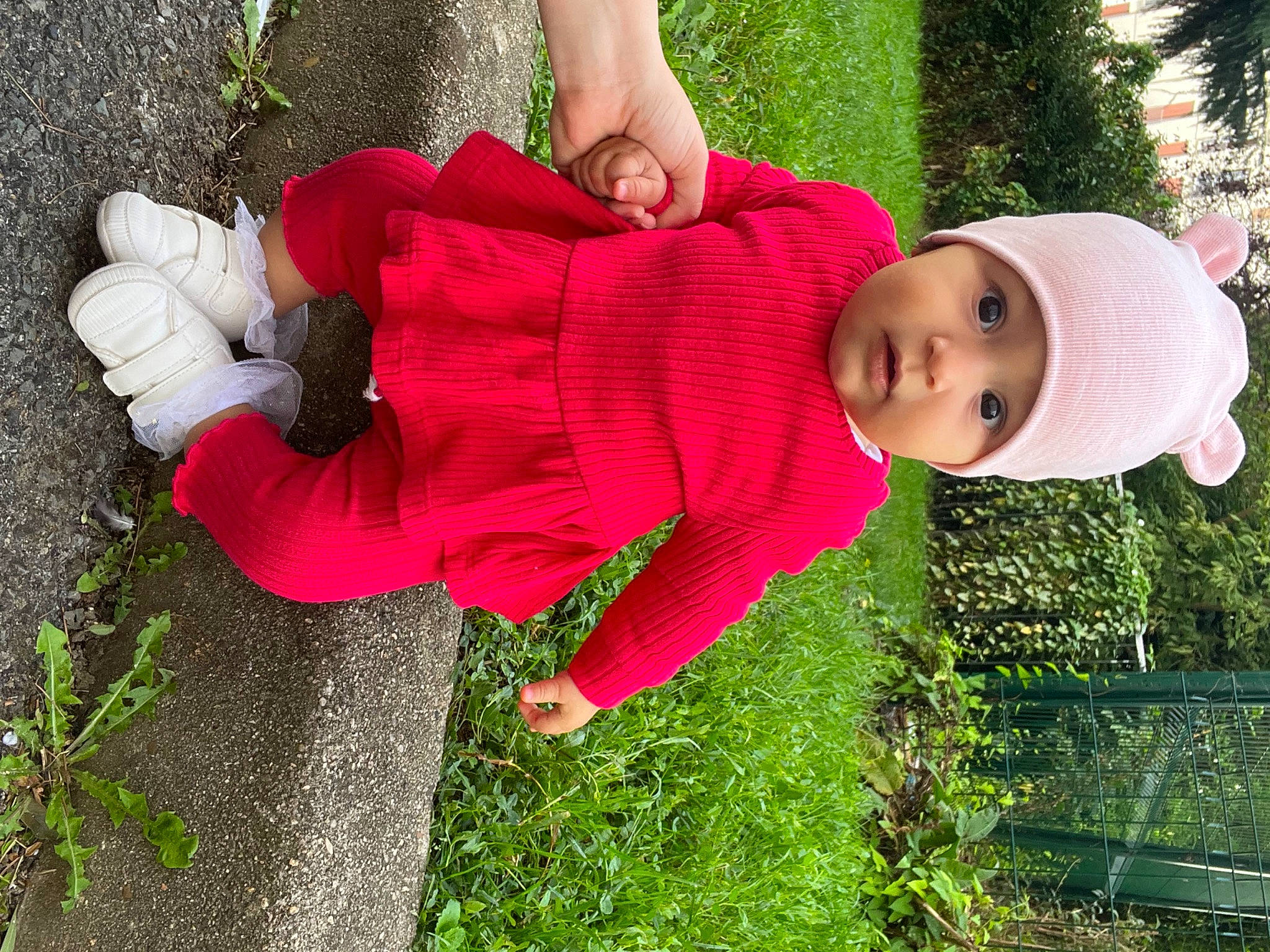 Emily a rejoint le concours — aidez-le/la à gagner de superbes lots ! baby, carmine, child, clothing, event, fun, grass, grass_family, green, happy, hat, headwear, leisure, magenta, people_in_nature, person, plant, red, shrub, smile