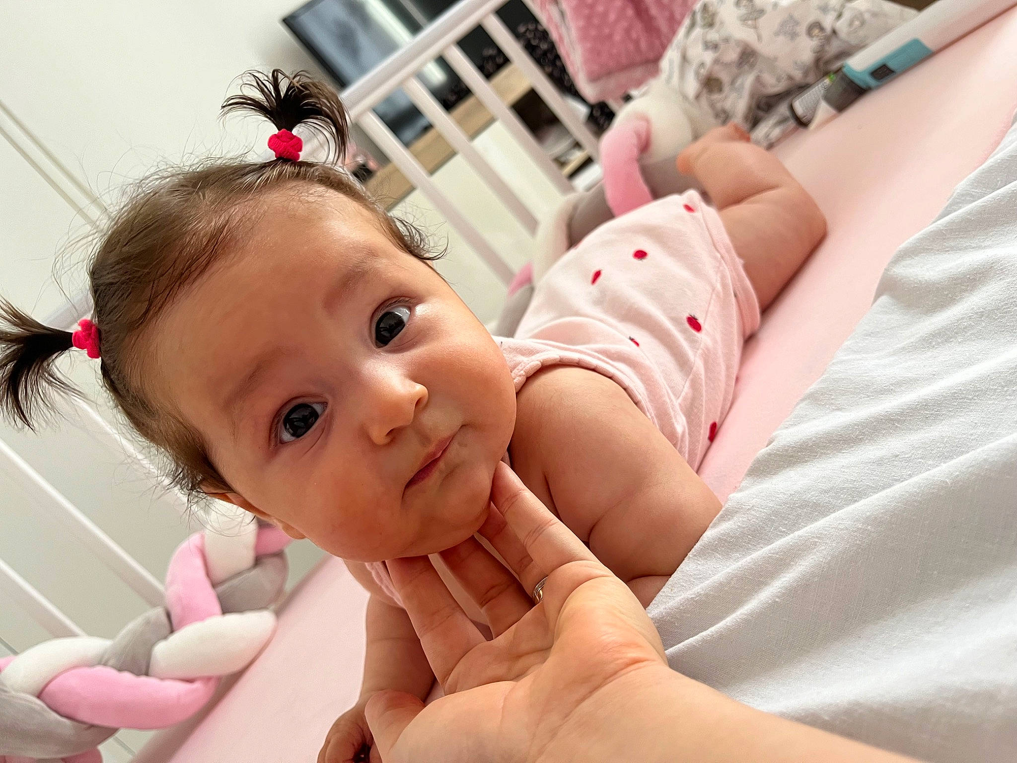 Emily a rejoint le concours — aidez-le/la à gagner de superbes lots ! abdomen, baby, baby_products, baby_toddler_clothing, cheek, chest, child, comfort, eyelash, finger, gesture, hand, happy, mouth, nail, nose, person, pink, skin, thumb
