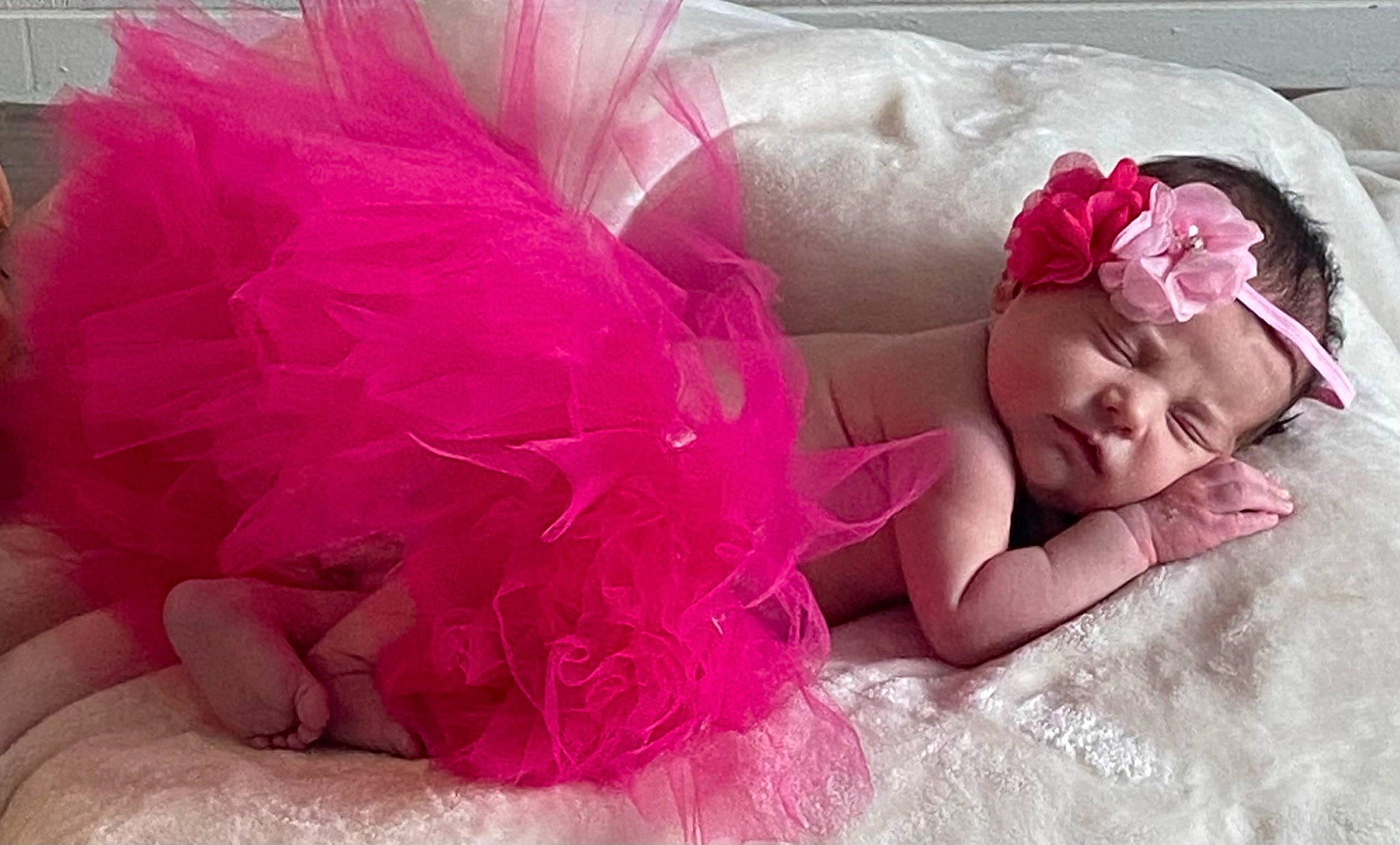 Mya a rejoint le concours — aidez-le/la à gagner de superbes lots ! baby, baby_toddler_clothing, bridal_accessory, child, costume, costume_accessory, embellishment, fashion_accessory, hair_accessory, happy, headband, headgear, headpiece, jewellery, magenta, peach, person, petal, pink, rose