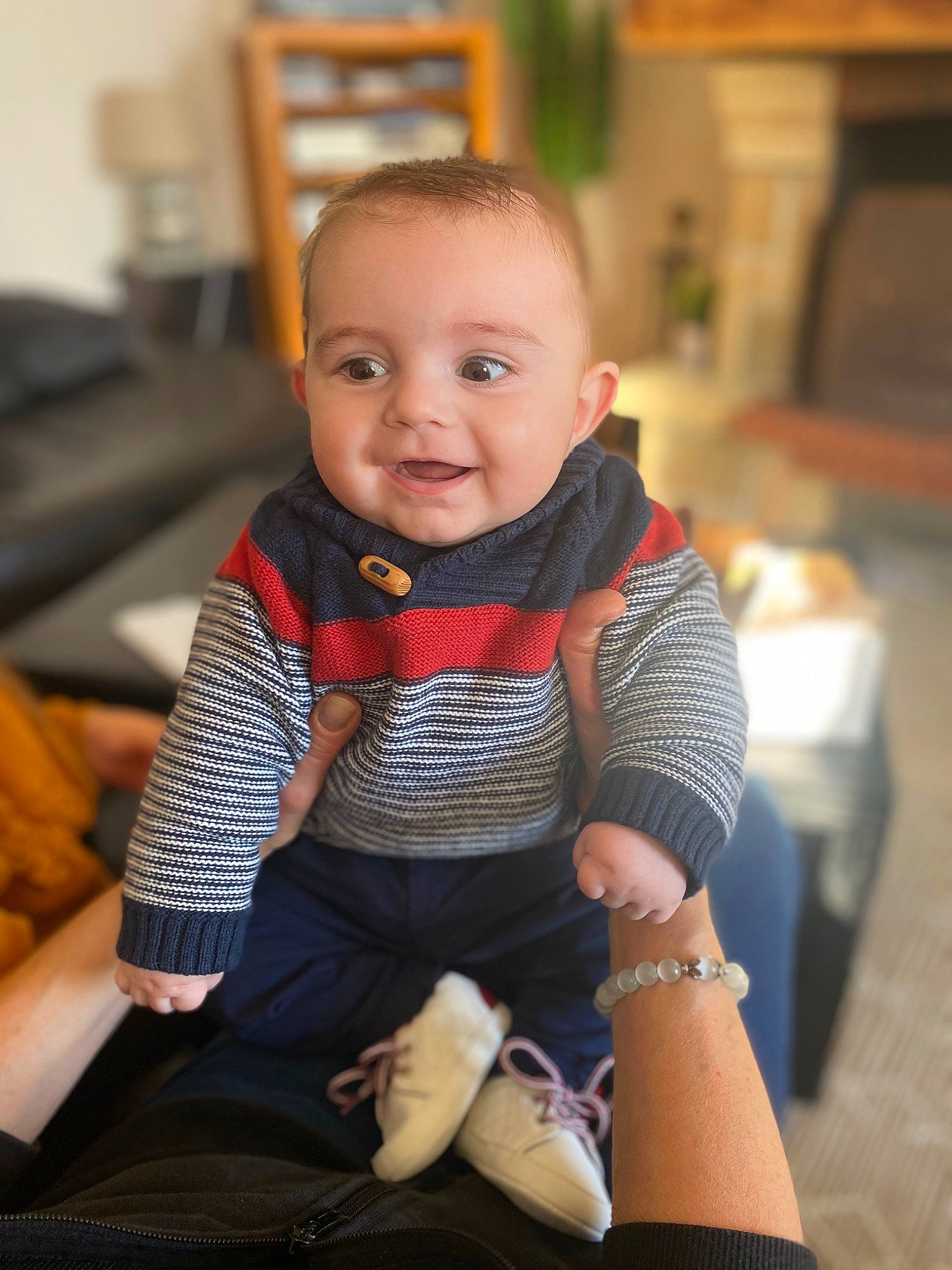 Tom participe au concours pour gagner de l'argent avec cette photo : baby, baby_toddler_clothing, chair, cheek, child, comfort, eye, finger, flooring, fun, hair, happy, head, joy, lap, person, sitting, skin, sleeve, smile