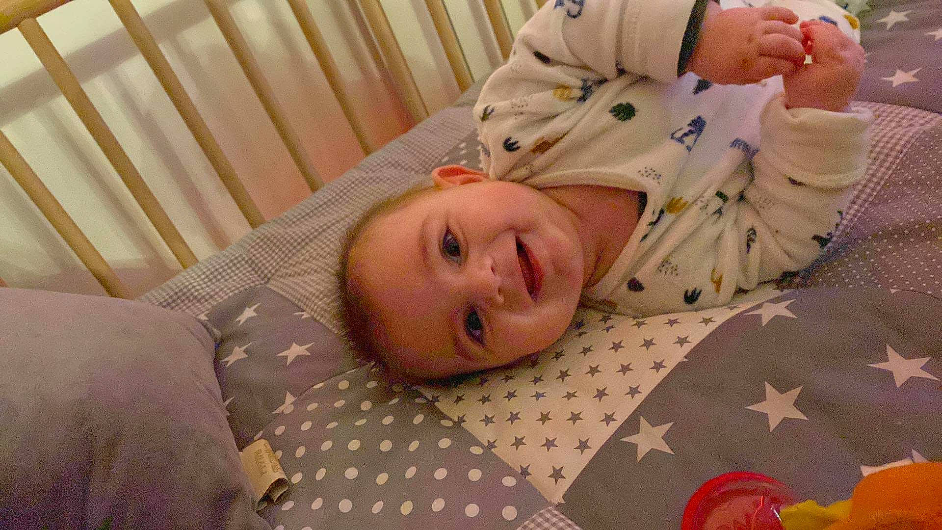 Tom a rejoint le concours — aidez-le/la à gagner de superbes lots ! baby_products, baby_toddler_clothing, bed, bedding, bedtime, child, comfort, flooring, fun, grass, happy, joy, linens, nightwear, pattern, person, plant, portrait_photography, sleeve, smile