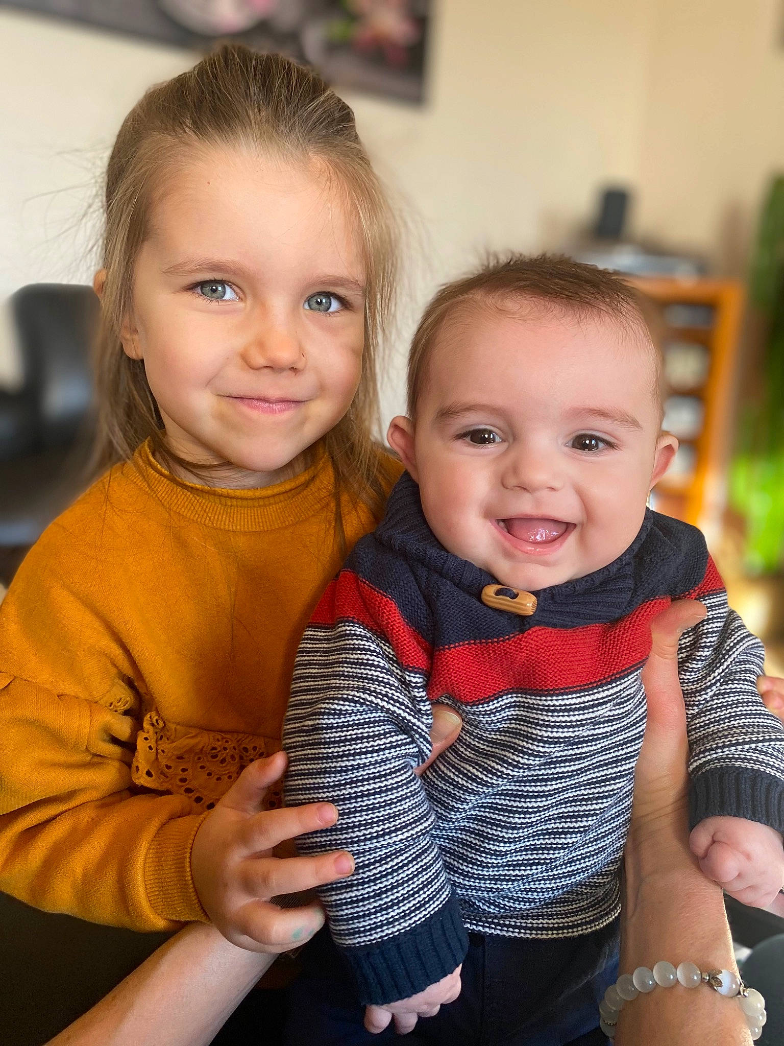 Tom a rejoint le concours — aidez-le/la à gagner de superbes lots ! arm, baby_toddler_clothing, cheek, child, eye, face, finger, fun, gesture, hair, hand, happy, head, iris, joy, person, shoulder, skin, sleeve, smile