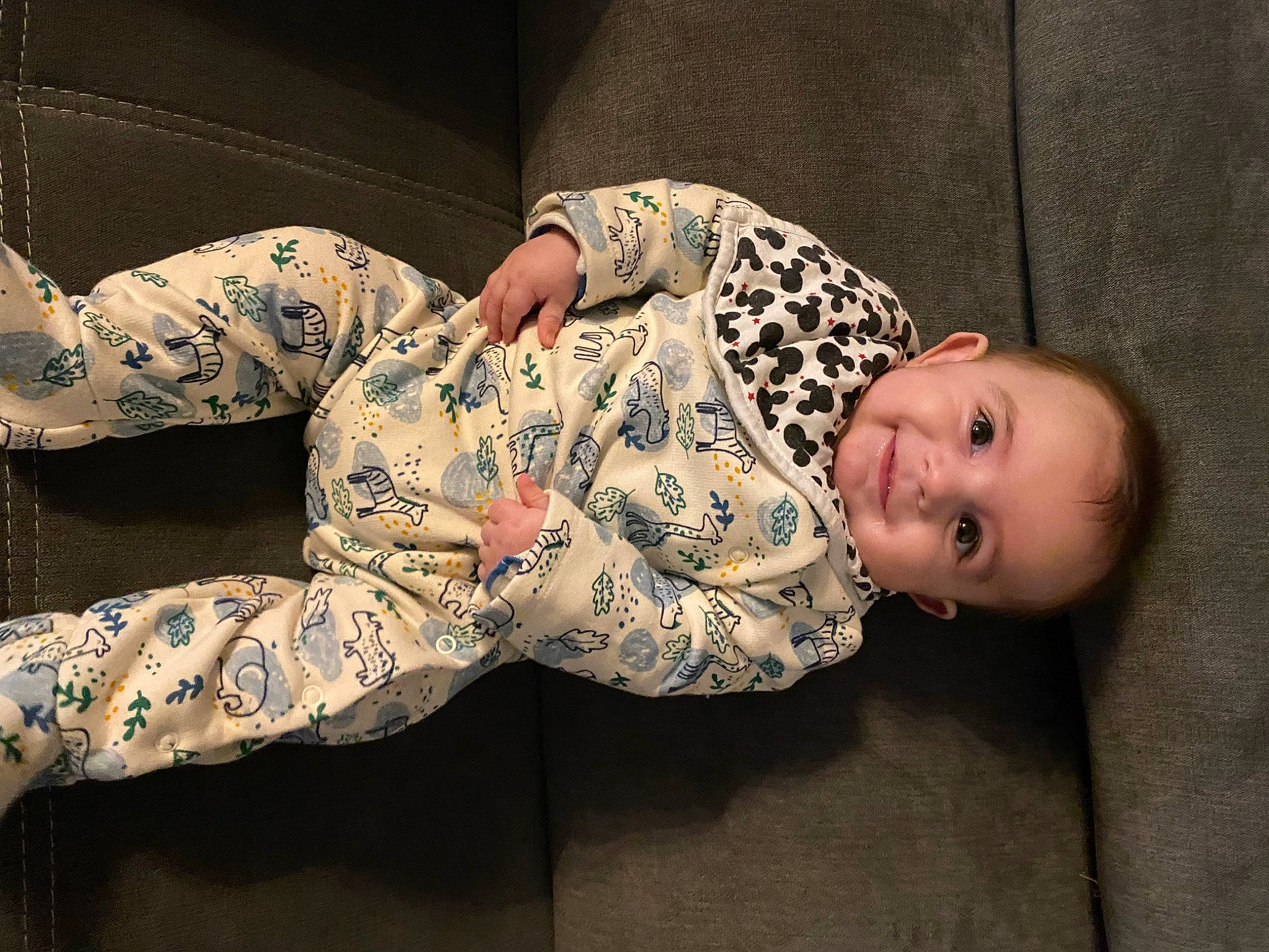 Tom a rejoint le concours — aidez-le/la à gagner de superbes lots ! baby, baby_toddler_clothing, camouflage, child, comfort, flooring, headgear, human_body, human_leg, joy, military_camouflage, pattern, person, sitting, skin, sleeve, textile, thigh, toddler, tree