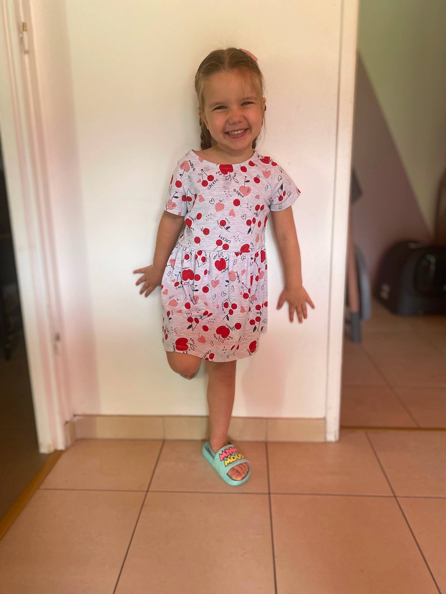 Manon a rejoint le concours — aidez-le/la à gagner de superbes lots ! arm, baby_toddler_clothing, child, day_dress, dress, face, floor, flooring, hand, happy, human_leg, joy, knee, leg, magenta, one_piece_garment, person, sleeve, smile, standing