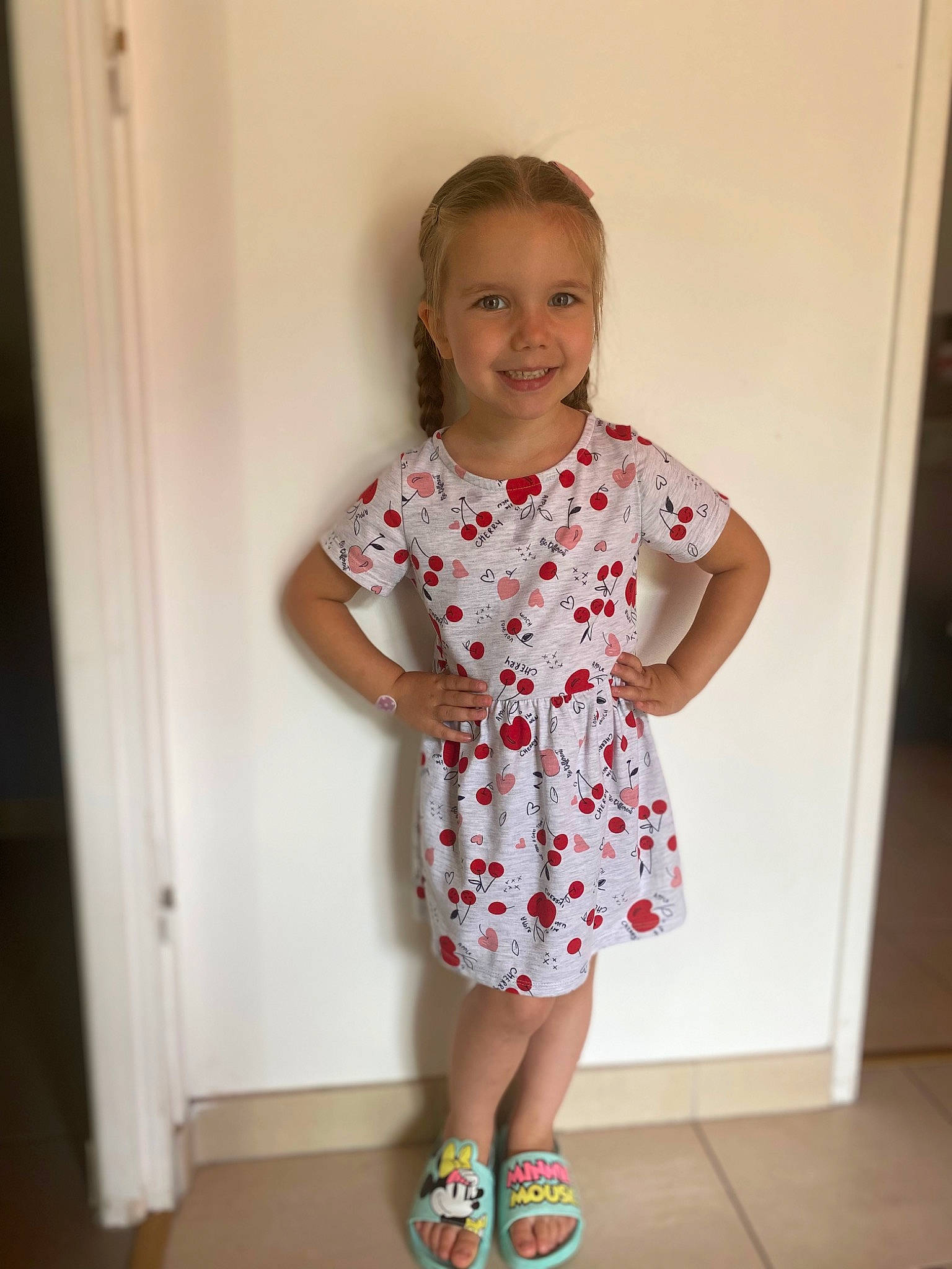 Manon a rejoint le concours — aidez-le/la à gagner de superbes lots ! baby_toddler_clothing, child, day_dress, dress, elbow, fashion_design, fun, happy, human_leg, joint, joy, knee, magenta, neck, one_piece_garment, pattern, person, shoulder, sleeve, smile