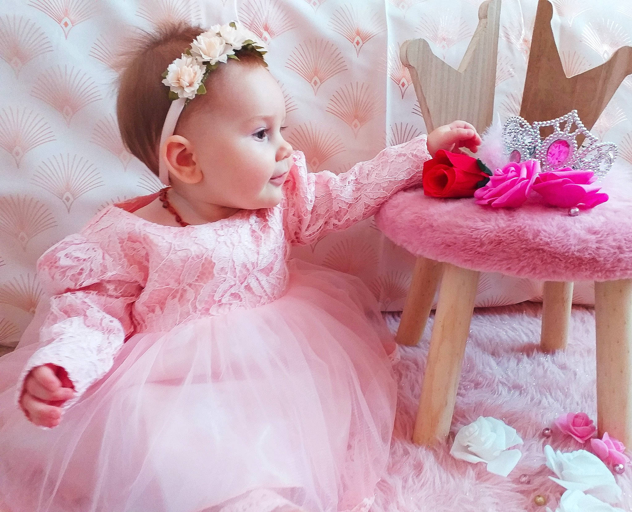 Octavia a rejoint le concours — aidez-le/la à gagner de superbes lots ! baby, baby_toddler_clothing, bridal_accessory, child, dress, embellishment, flash_photography, hair_accessory, happy, headgear, headpiece, magenta, peach, person, petal, pink, product, sleeve, textile, toddler