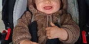 Ewan a rejoint le concours — aidez-le/la à gagner de superbes lots ! baby, baby_fashion, brown_clothing, car_seat, child, cozy, cute, fuzzy_hoodie, hands, happy, hood, indoor, infant, person, portrait, safety, seatbelt, smiling, toddler, young_child