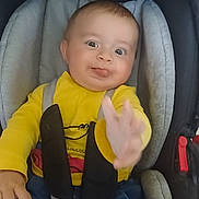 Ewan participe au concours pour gagner de l'argent avec cette photo : baby, blue_jeans, car_interior, car_seat, child, cute, hand, happy, indoors, infant, person, playful, seat, seat_belt, sitting, smiling, straps, tongue_out, yellow_shirt, young