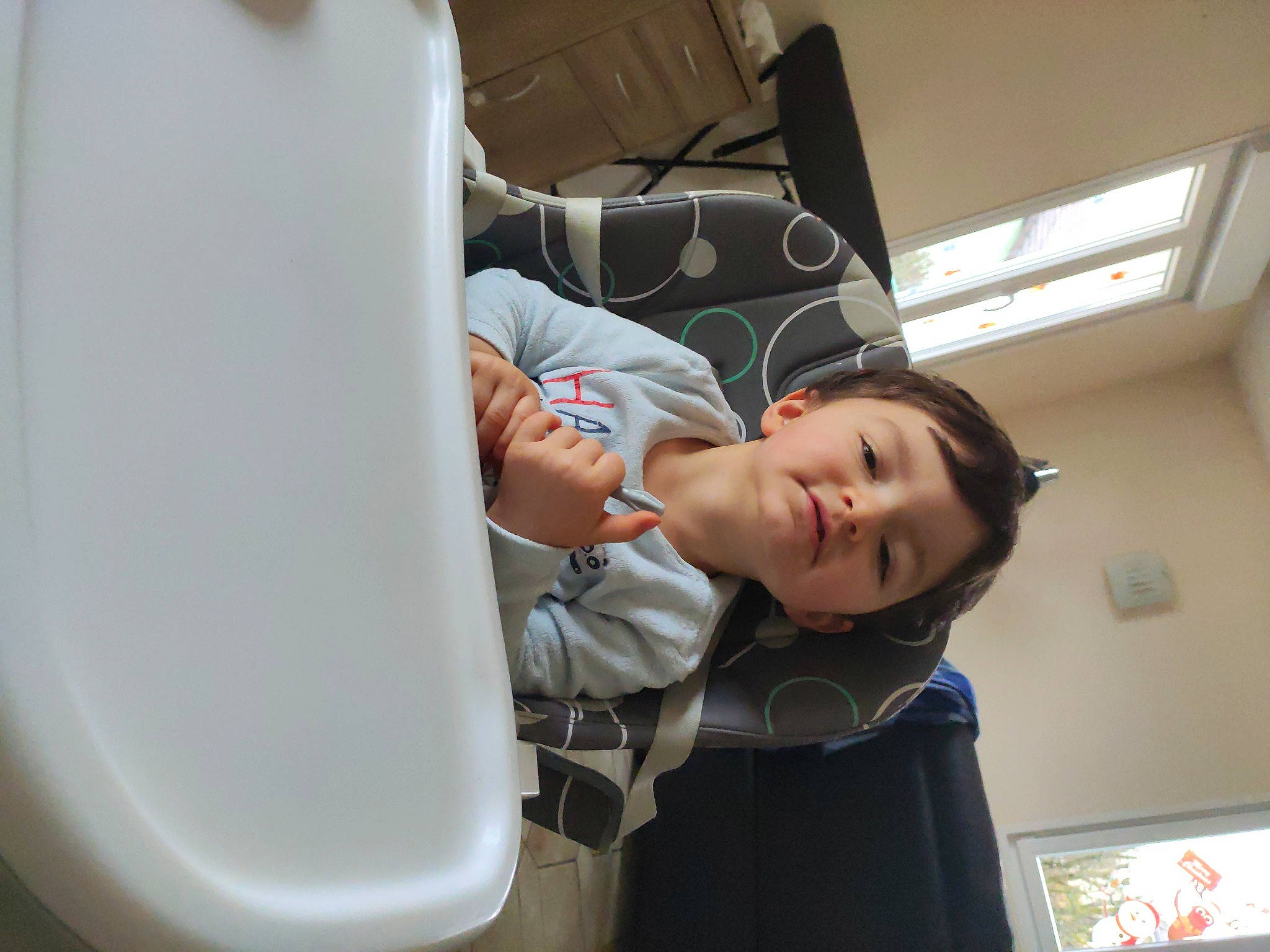 Mathis participe au concours pour gagner de l'argent avec cette photo : audio_equipment, automotive_design, beauty, child, comfort, elbow, fun, job, person, room, shoulder, sitting, t_shirt