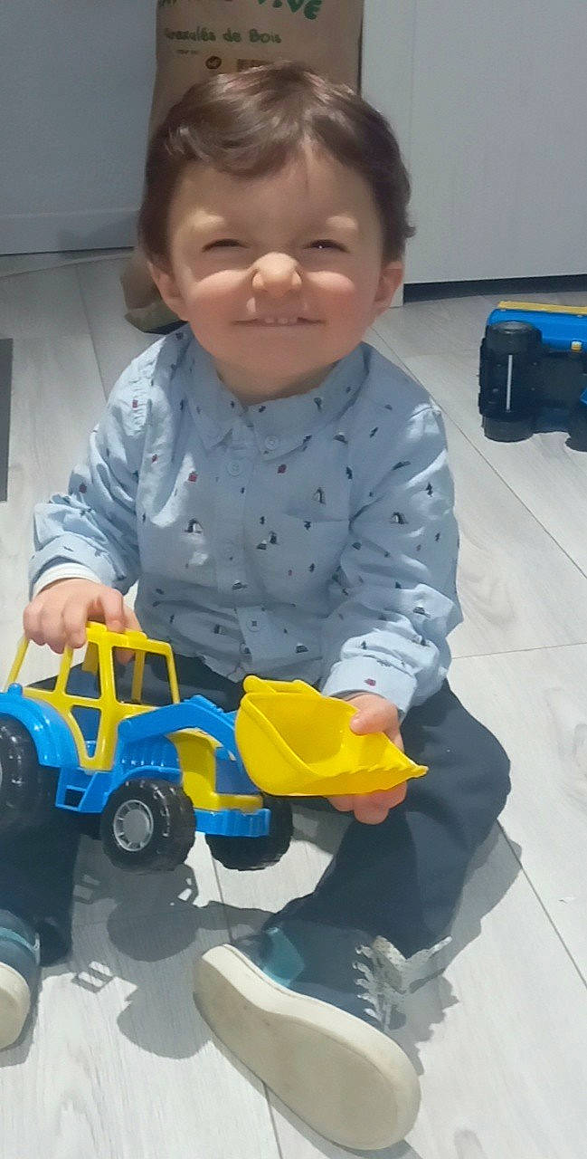 Mathis a rejoint le concours — aidez-le/la à gagner de superbes lots ! automotive_tire, baby, baby_toddler_clothing, cheek, child, electric_blue, floor, flooring, fun, joy, motor_vehicle, nose, person, sleeve, smile, snapshot, tire, toddler, toy, tread