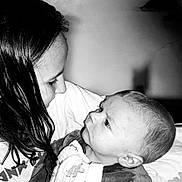Thélio participe au concours pour gagner de l'argent avec cette photo : child, baby, face, portrait, black_and_white, intense_gaze, curiosity, bond, emotion, closeup, indoor, person, young_child, infant, expression, hair, clothing, blanket, caring, family