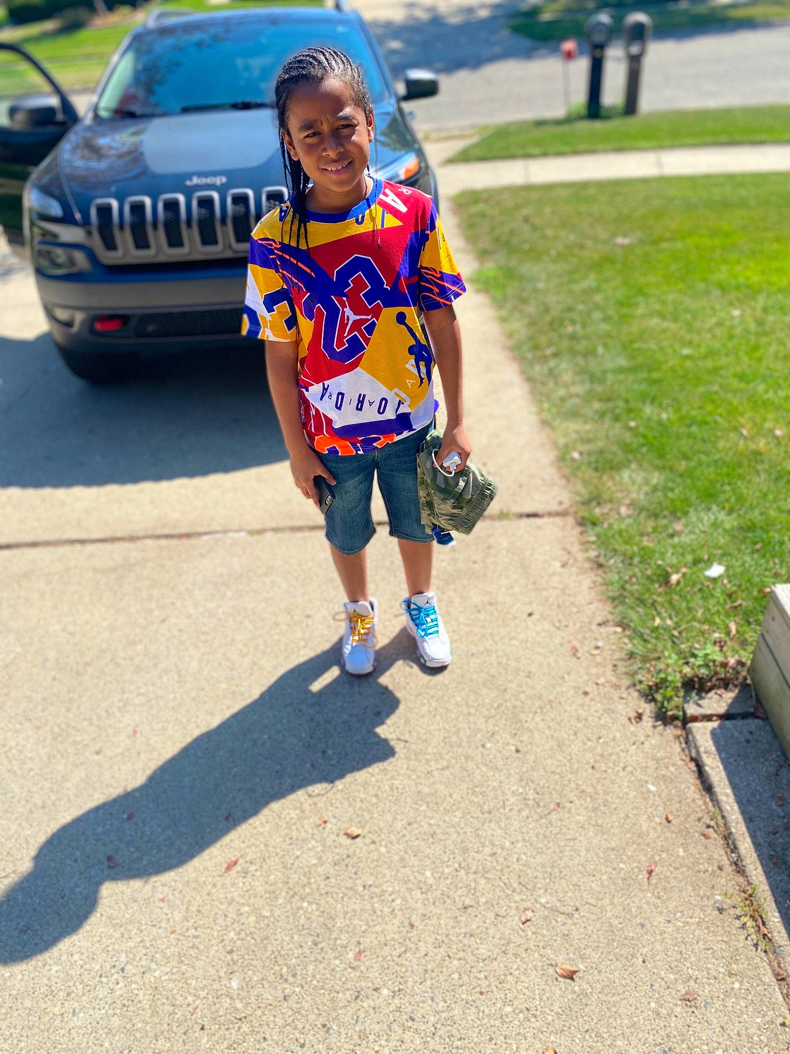 Larrion is registered to the contest to win money with this photo: asphalt, car, child, competition_event, cross_country_running, endurance_sports, exercise, family_car, fun, individual_sports, joy, long_distance_running, marathon, person, recreation, running, subcompact_car, t_shirt, toddler, tree