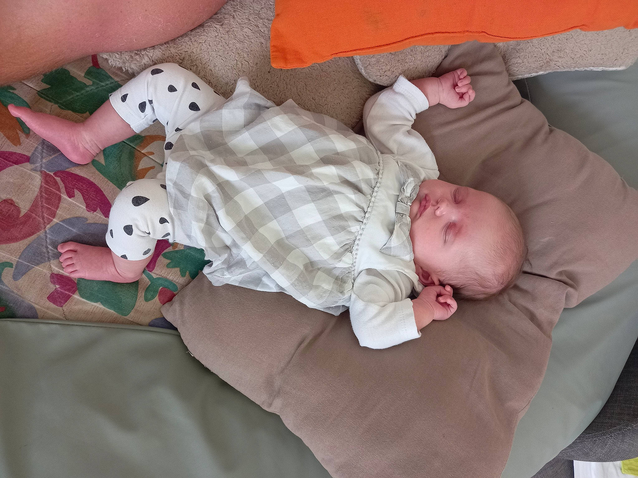 Iris participe au concours pour gagner de l'argent avec cette photo : baby, baby_sleeping, baby_toddler_clothing, bedding, bedtime, carmine, child, comfort, linens, mammal, nap, pattern, person, pink, room, sitting, sleep, sleeve, textile, toddler