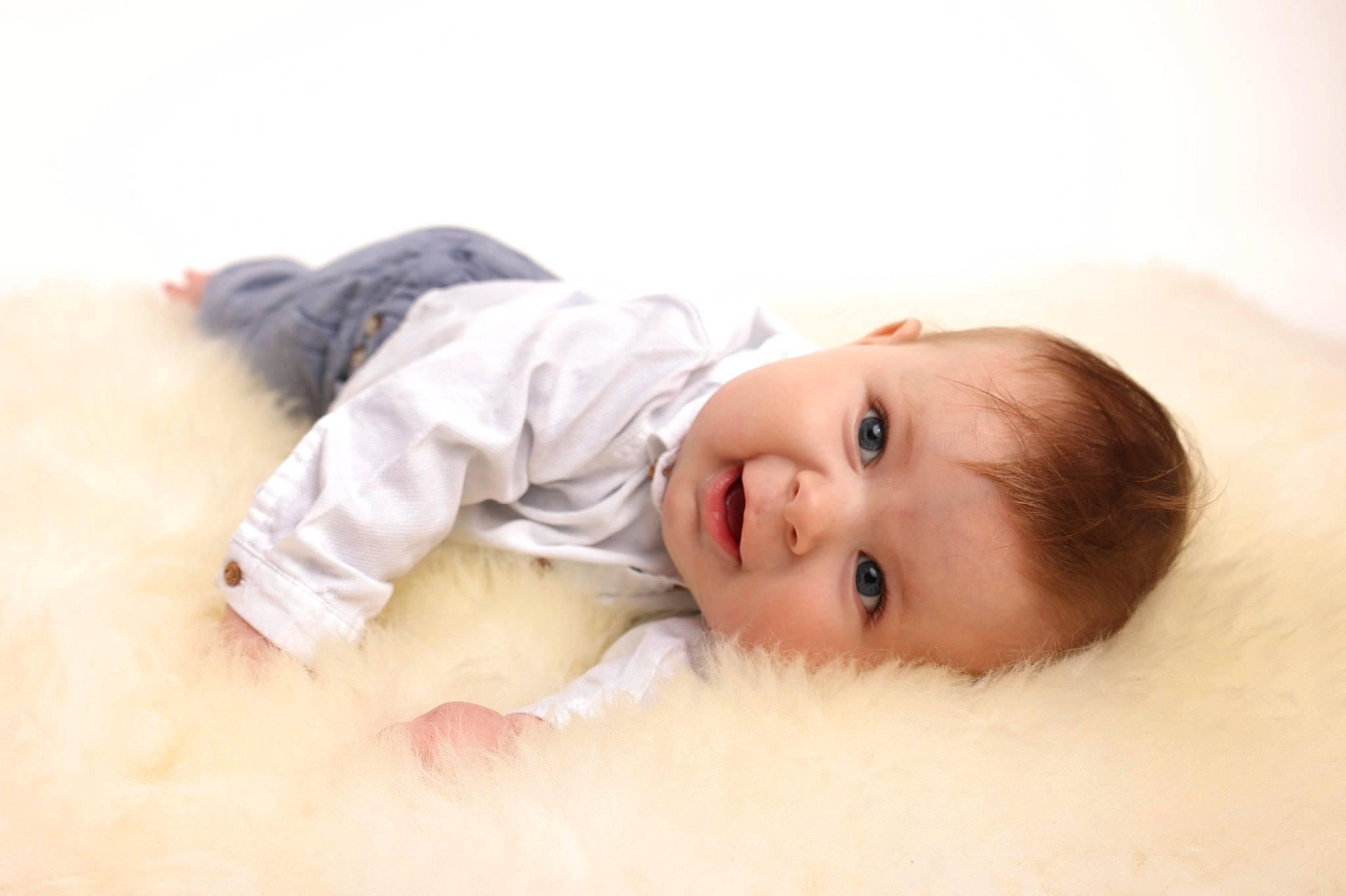 Mahé participe au concours pour gagner de l'argent avec cette photo : baby, baby_toddler_clothing, cheek, comfort, eye, eyebrow, flooring, fur, happy, iris, linens, lip, nose, person, room, sitting, skin, sleeve, smile, toddler