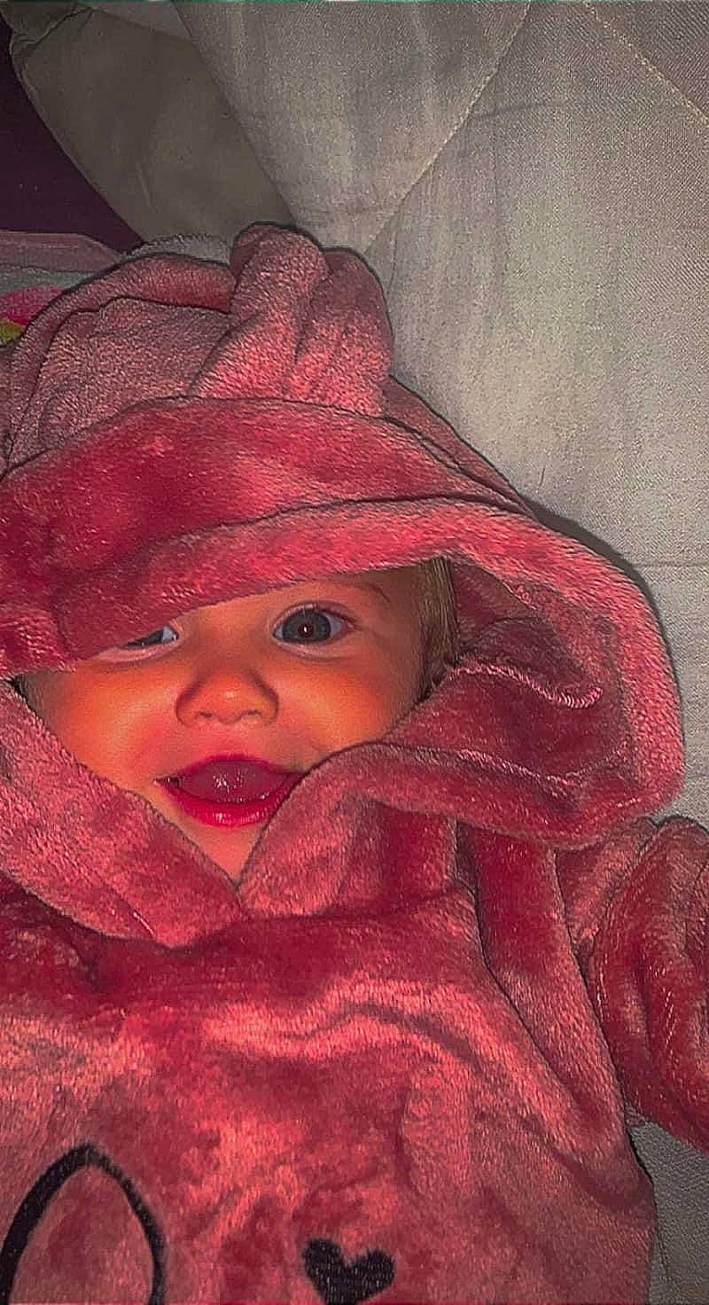 Nina a rejoint le concours — aidez-le/la à gagner de superbes lots ! baby, baby_toddler_clothing, carmine, cheek, child, comfort, fashion_accessory, headgear, headwear, linens, lip, magenta, pattern, peach, person, room, skin, sleeve, toddler