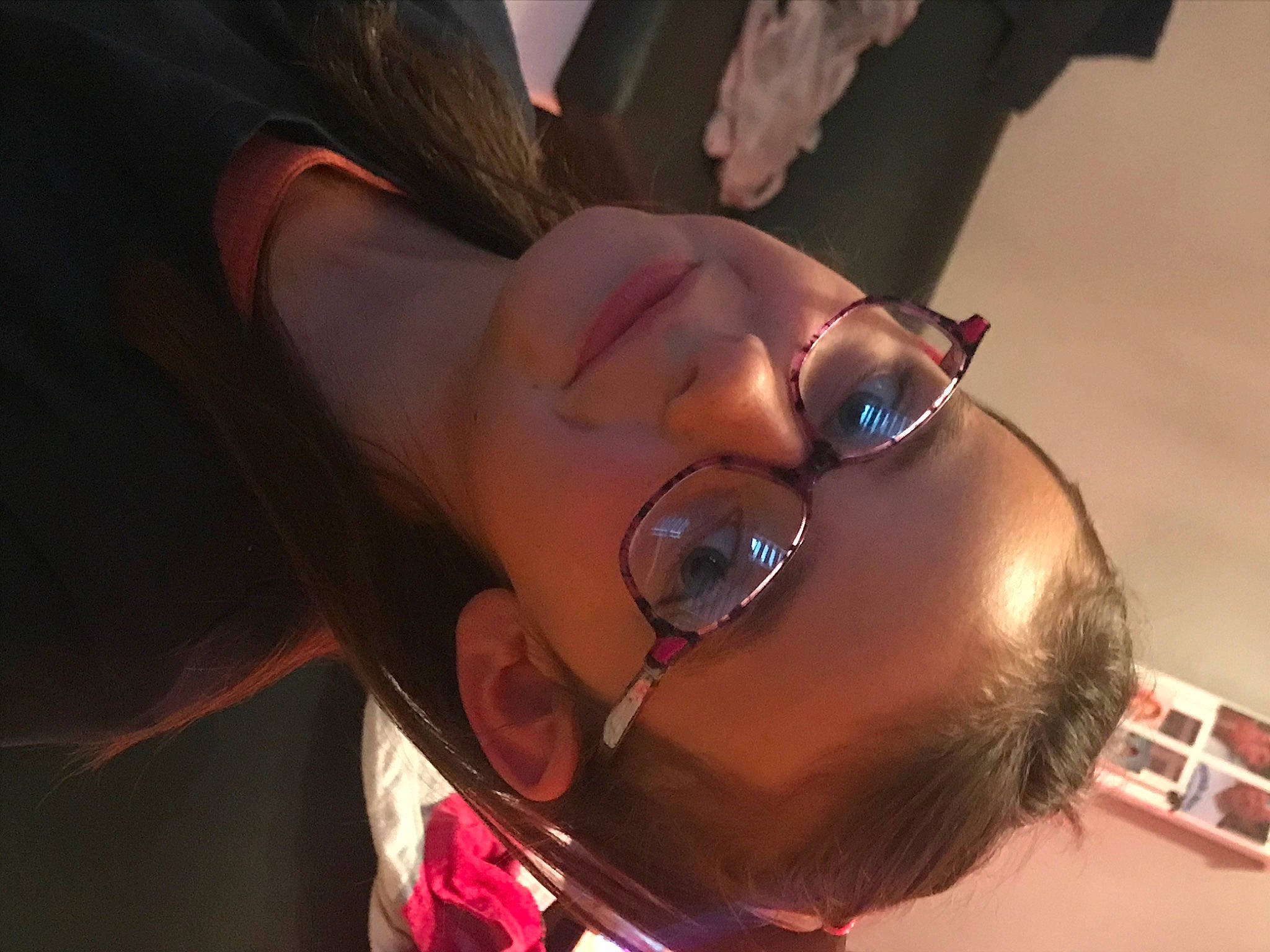 Lana a rejoint le concours — aidez-le/la à gagner de superbes lots ! ear, fun, glasses, mouth, neck, person